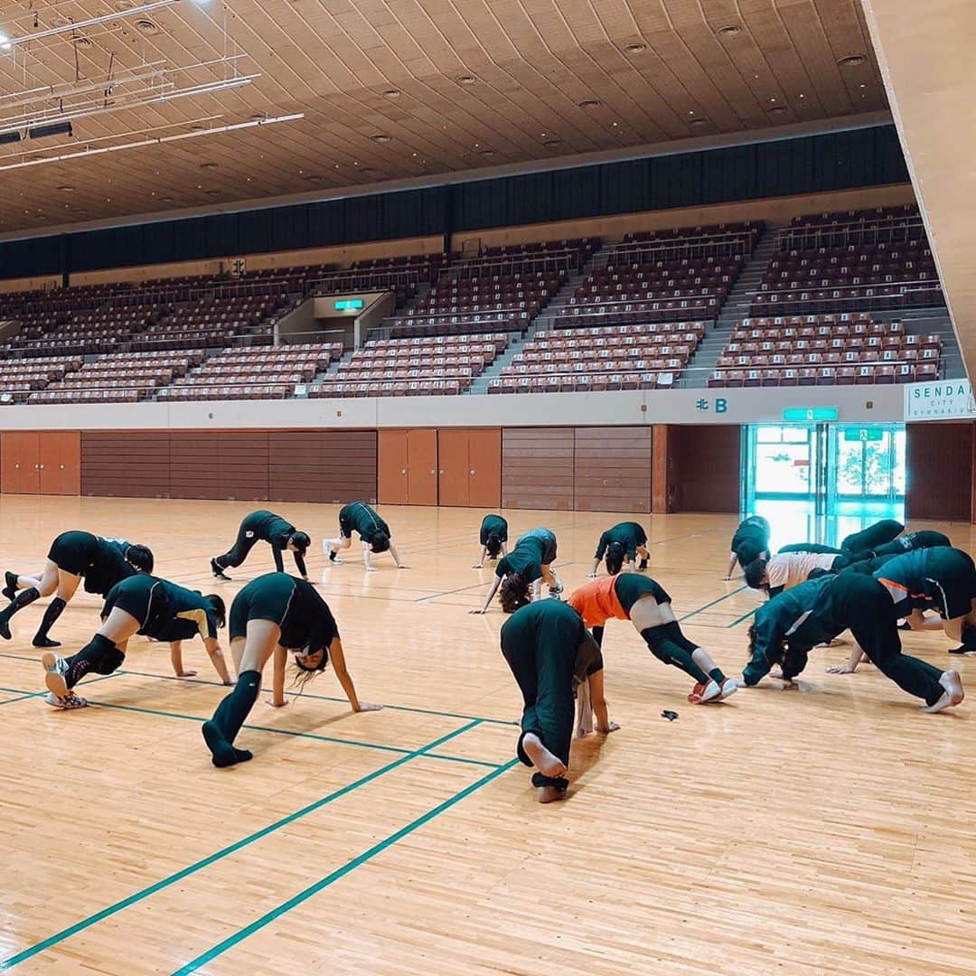 佐藤あり紗さんのインスタグラム写真 - (佐藤あり紗Instagram)「2020年9月28日（月）10:00〜12:00 . 秋短期スポーツプログラム 佐藤あり紗のバレーボール教室🏐 第1回目（全7回）を開催しました😘 . 教室と題していますが 私がこれまで行ってきた練習方法や 実際に組んでいる練習メニュー、ストレッチ、体幹。 皆さんと共有していきましょうという時間です☆ . 各チームとしての約束事はもちろん必要な事だと思いますが 個人に関しては、十人十色だと思っています☆ この時間帯で 自分に合ったプレー、引き出しを多くしてもらいたいなと思っています☆ . 幼稚園バレーから始めた方々が 半数以上を占めておられました🏐 . ママさんバレーが盛んな宮城県! わたしもママさんバレーしていた母の影響で はじめました🙋‍♀️ . ママさん界で頑張っている皆様をも 盛り上げる事が私の目標です😤✨ . 皆さん膝サポーターを付けてきてくださり 感動しました🥺 . 規則がほぼない、リガーレ仙台ですが 膝、肘サポーターの着用は強制しています! これだけは譲れない。 . 床に近いプレーをする事が多いバレーボール。 怪我防止にもなりますし 守備範囲にも大きな影響があると思っています！ . 肘サポーターをしていても 大学、社会人になってから 床に肘を打ちすぎて、肘の皮が割れてしまい 2回ほど縫っています💦 麻酔も縫うのも痛くても2度と同じ痛みは味わいたくありません💦 皆さんにも同じ事で 痛い思いしてもらいたくないのです! . 予防していて怪我したら 反省、次への改善をポジティブに考える事ができると思いますが 予防もせずに怪我をしたら 後悔しかないと私は経験上、思っています！ . . 2回目も楽しみです🏐 . そして、またまた仙台市の皆様、 カメイアリーナ仙台様のご協力のもと わたしがやりたい事の実現をさせていただきました♡ 体育館の皆さんには よく来る子だなって思われているはず🤣 . 人との出会いに感謝な毎日。 . #秋短期スポーツプログラム #佐藤あり紗のバレーボール教室 #カメイアリーナ仙台　#ハイキュー #佐藤あり紗　#仙台市出身　#宮城盛り上げたい　#仙台盛り上げたい ※ 写真は参加してくださった方のみ 保存、使用可能です☆☆」9月30日 14時36分 - arisa_chu