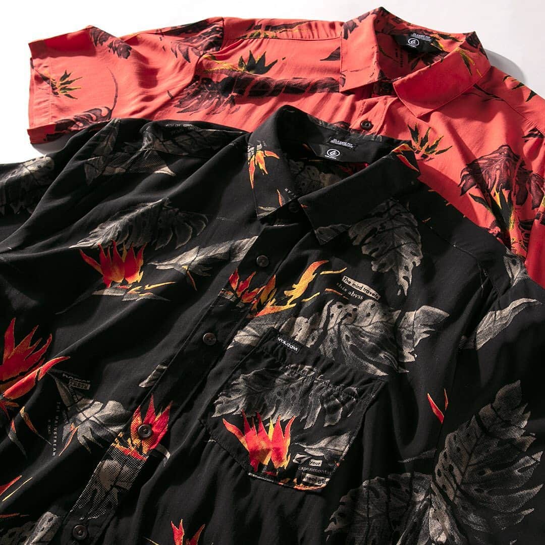 ボルコムのインスタグラム：「The classic fit ‘Floral ERUPTER’ button up shirt 🌺 🌋 comes in black and lava red! which one would you get?! 🤔  👉🏽 vol.cm/shirts 👈🏽」