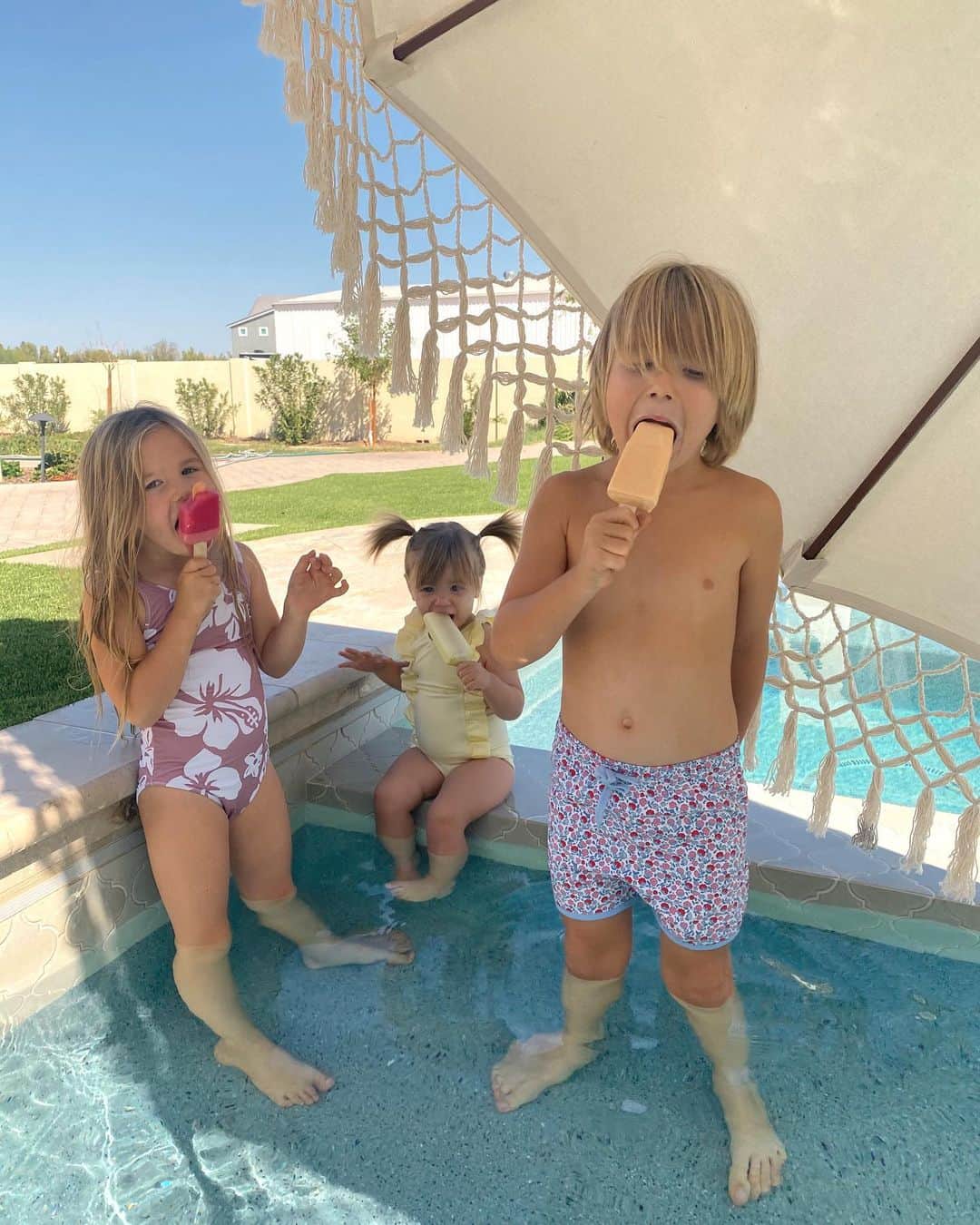 Amber Fillerup Clarkさんのインスタグラム写真 - (Amber Fillerup ClarkInstagram)「Nothin better than pops in the pool! So excited because our @daehair x @localpopco collab is live! Local pop makes gourmet pops delivered to your door and we made a dae box with 4 amazing flavors: orange cream (inspired by our signature scent), prickly pear (inspired by our hair oil), fresh lemonade with lime (because duh), and peaches and cream!!! They are so freaking delicious 😋 we have limited quantities so order while you can! Swipe up in my stories」9月30日 5時50分 - amberfillerup