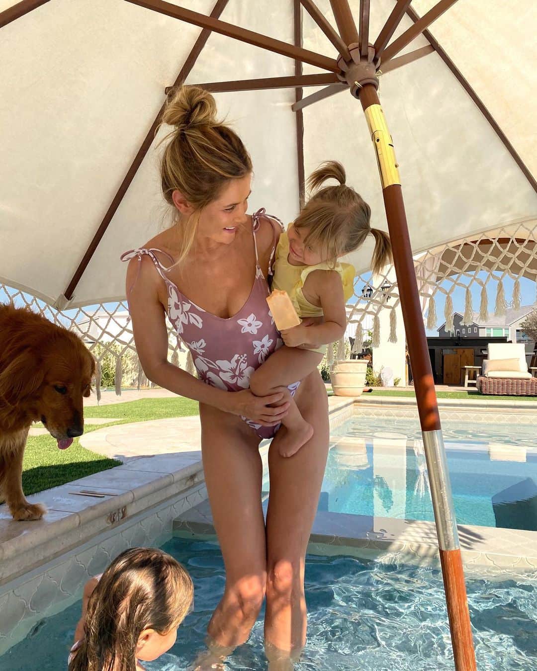 Amber Fillerup Clarkさんのインスタグラム写真 - (Amber Fillerup ClarkInstagram)「Nothin better than pops in the pool! So excited because our @daehair x @localpopco collab is live! Local pop makes gourmet pops delivered to your door and we made a dae box with 4 amazing flavors: orange cream (inspired by our signature scent), prickly pear (inspired by our hair oil), fresh lemonade with lime (because duh), and peaches and cream!!! They are so freaking delicious 😋 we have limited quantities so order while you can! Swipe up in my stories」9月30日 5時50分 - amberfillerup