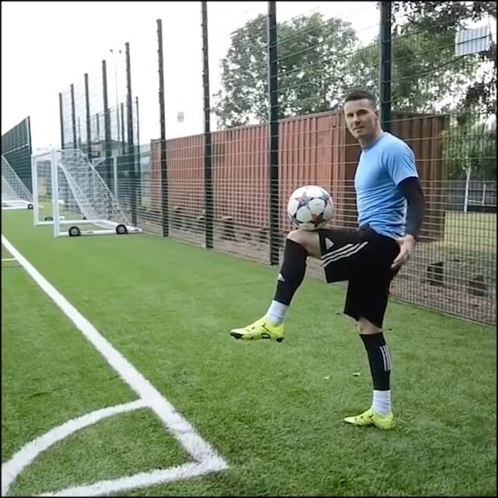 F2Freestylersのインスタグラム：「Half volley corner....have you ever seen this before? 👀🤣😱」