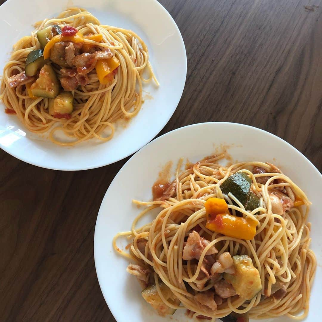 珠華ゆふさんのインスタグラム写真 - (珠華ゆふInstagram)「食べ物編🍝 ①面白いから行ってみてと教えてもらった韓国のスーパーHankook Supermarketでマカロンを買ったら美味しかった❤️日本の物と韓国の物が入り混じってて韓国のお惣菜が沢山あって見るだけでも本当に楽しかった😆 ②ぜんざいのパウチで作った小豆のパウンドケーキ。思ったより甘さが足りなかったので上からシロップをかけて染み込ませた。 ③牛ひき肉とポテトのチーズ焼き 一番下がミートソースのような味付けのひき肉、その上にマッシュドポテト、そしてチーズを乗せてオーブンで焼いたもの。子どもが大好きな味😋 母がよく焼いていた物を真似てみたんだけどレシピ教わるのをいつも忘れる💦 ④鶏肉とポテトのローズマリー焼き ⑤昨日の残りのラタトゥイユをパスタに🍝これ大好き❤これも母の真似。 ⑥大学芋」9月30日 5時58分 - yufu_tamahana