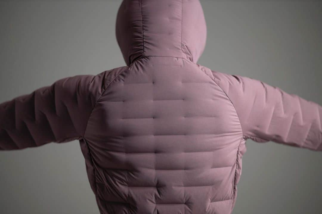 マウンテンハードウェアのインスタグラム：「Stretchdown jackets weave pockets of down insulation from a single stretch fabric, giving you freedom to move. A durable material blend comes together with the highest quality goose down insulation in an ultra-engineered construction to combine warmth and movement for the full range of winter activities. From trailhead to summit, over bases or under a waterproof shell: this layer is made to mobilize. (Link in bio for more)」
