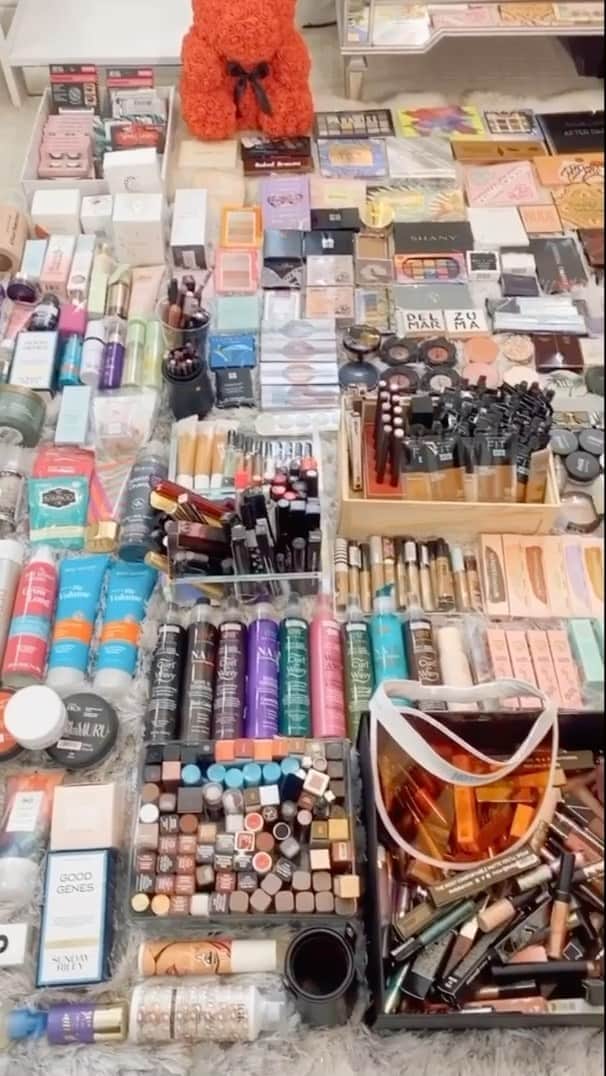 リアン Vのインスタグラム：「MY MAJOR MAKEUP GIVEAWAY IS LIVE! 🎁 WATCH MY NEW YOUTUBE VIDEO FOR A CHANCE TO WIN ALL THIS MAKEUP! 😍 PICKING 5 WINNERS!」