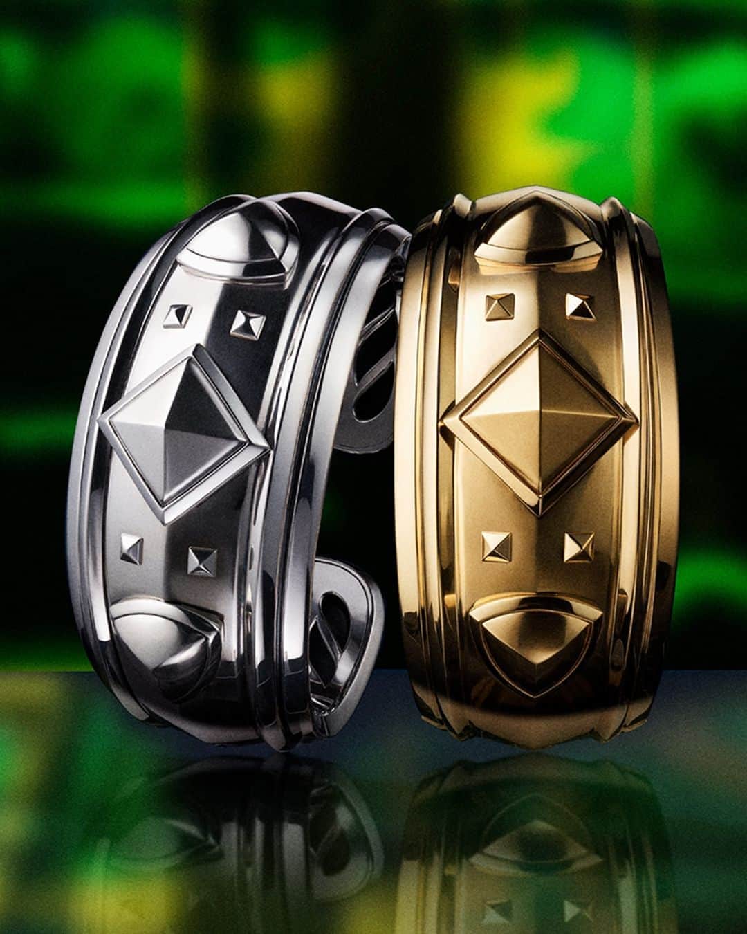 デビッドヤーマンのインスタグラム：「Geometry lesson. In these Bold Renaissance bracelets, pyramids become monumental, architectural forms. #TapToShop #DavidYurman」