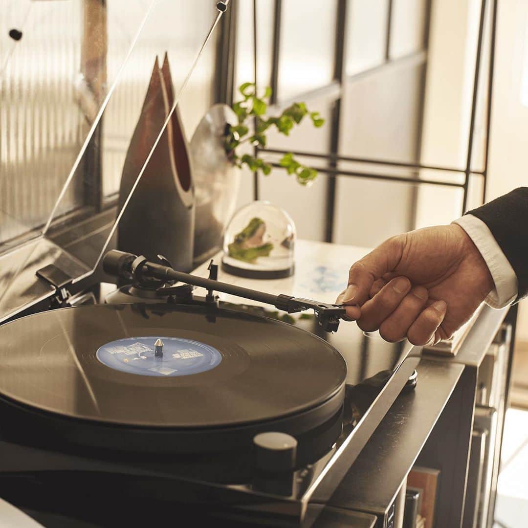 Audio-Technica USAさんのインスタグラム写真 - (Audio-Technica USAInstagram)「Just for the record, our AT-LPW50PB turntable has both a stunning look and a stunning sound. Marked by the high-gloss, piano-black finish of its anti-resonance plinth, the AT-LPW50PB offers sleek, modern styling to match the supreme accuracy of its sensor-monitored motor. What record would you listen to first on this turntable? Learn more about this model through the link in our bio.⁠⠀ .⁠⠀ .⁠⠀ .⁠⠀ #AudioTechnica #ATLPW50PB #ATVM95E #ATHS4 #VinylJunkie #LP #Vinyl」9月30日 6時18分 - audiotechnicausa