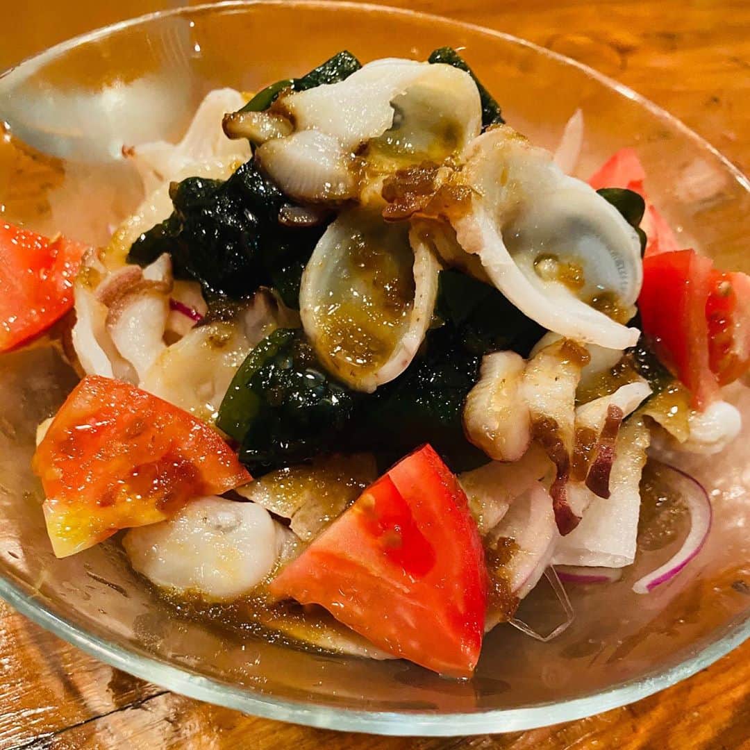 水木一郎さんのインスタグラム写真 - (水木一郎Instagram)「今年初めて食べた松茸。天ぷらで衣に隠れて良く見えないけど確かに松茸の味と香り、極上の塩でいただきました。ほんとは松茸の形で出てくるものだと想像してたんだけどねー。そう言えば松茸ご飯もそうだからまあ良いか。 #松茸天ぷら  #タコのサラダ🐙  #極上の塩  #水木一郎」9月30日 6時25分 - ichiromizuki