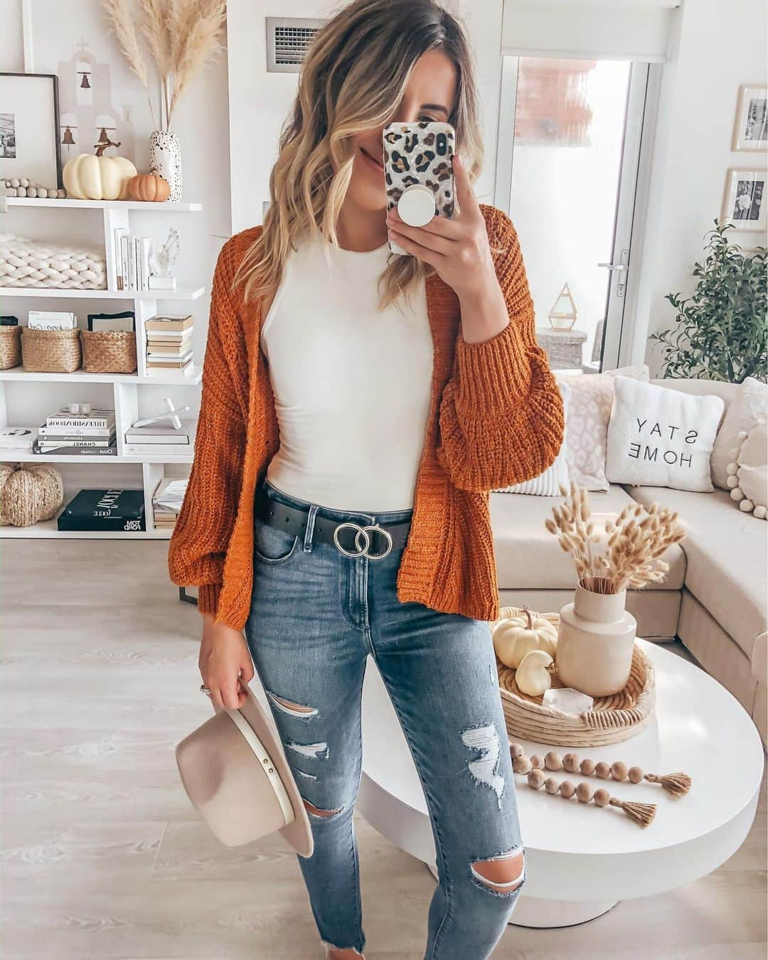 Stephanie Sterjovskiさんのインスタグラム写真 - (Stephanie SterjovskiInstagram)「This cardi colour is pumpkin spice & everything nice 🎃🍂 perfect for these up and down temperature changes! Linked my fall home decor + outfit here: http://liketk.it/2WCK1 @liketoknow.it #liketkit #LTKunder100 #LTKstyletip #outfitoftoday #pumpkinspiceseason #fallcolours #falldecoratingideas」9月30日 6時28分 - stephsjolly