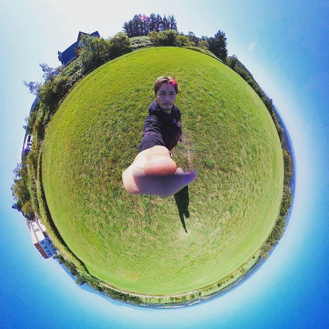 野替愁平のインスタグラム：「地球は丸い🌏  #大空町 北海道最高かよ #男旅」