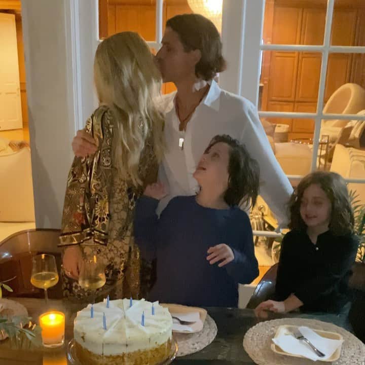 レイチェル・ゾーのインスタグラム：「When our intimate holiday gathering ended in a surprise early #birthday celebration for our ❤️ @rbermanus 🎂🍾 #aboutlastnight #thisisus 💋 XoRZ」