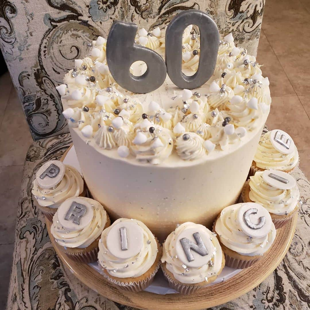 PJクォンさんのインスタグラム写真 - (PJクォンInstagram)「This is the gorgeous carrot cake I ordered from the amazingly talented @courtcakes for my sister's 60th birthday! Shhhhh it's a surprise! #carrotcake with my sister's name in #cupcakes chaser #yummy」9月30日 6時44分 - pjkwong