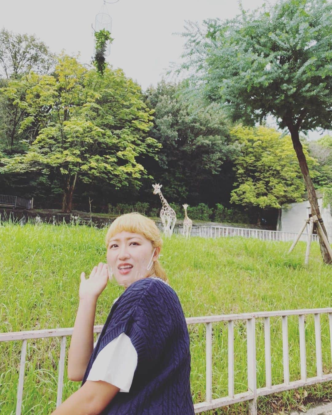 丸山桂里奈さんのインスタグラム写真 - (丸山桂里奈Instagram)「先日東海テレビのスイッチ！に出演させていただき、東山動物園にお邪魔しました🙆🍔 とても動物たちがイキイキしていて、私もすごく楽しく、もしや前世は動物だったのかと思うくらい動物が肌から入り込んできました🙇🙇‍♀️🙇‍♂️ 最高な時間と空間をありがとうございました。そして、またプライベートでも行きたいなとかんじています👏 スイッチ！のスタッフのみなさまから、お花をいただきました💐 可愛い花で、こちらを真丸な目で見ています。ありがとうございました👀  #東海テレビ #スイッチ！ #高橋アナウンサー #平野ノラさん #ありがとうございました #東山動物園のお土産コーナで爆買いしたのは私です #いい意味で #インスタバエ」9月30日 6時45分 - karinamaruyama