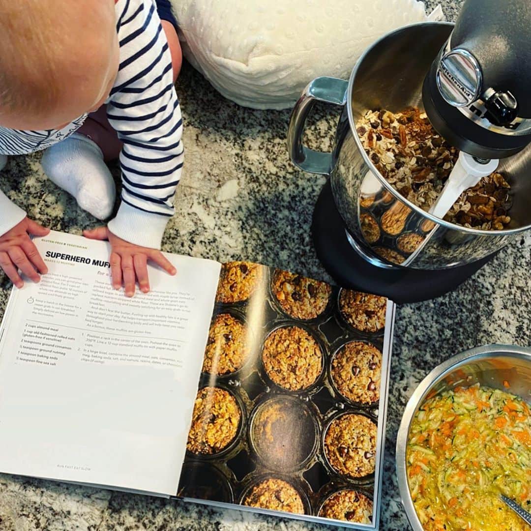 ブリアンヌ・タイゼン＝イートンのインスタグラム：「Baking muffins with my little sidekick. Ander literally eats anything we give him (blue cheese, lemons and pickles included), so I know he’s going to love these. Just need to keep his fingers out of the bowl long enough to get them in the oven.」