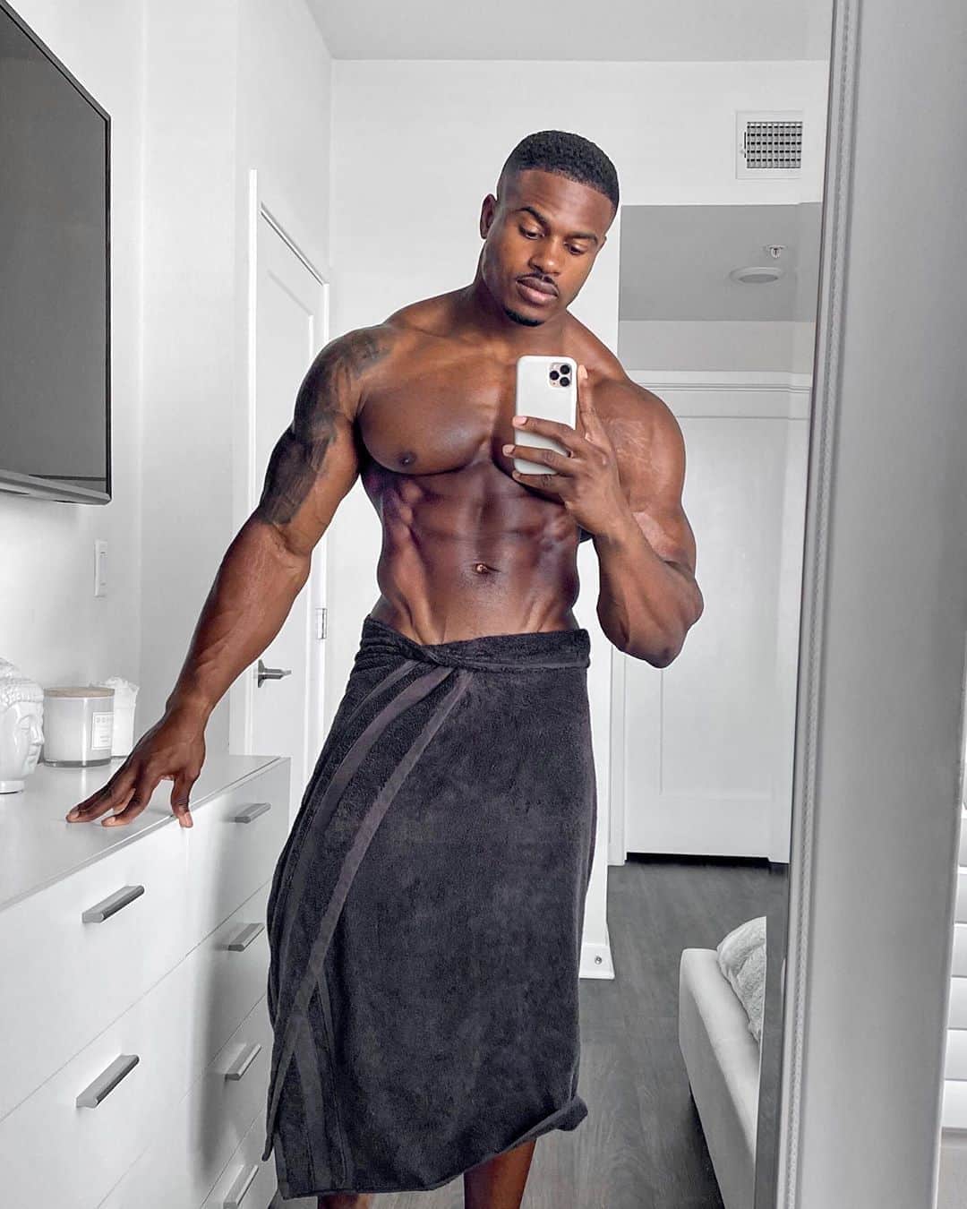 Simeon Pandaさんのインスタグラム写真 - (Simeon PandaInstagram)「No clever caption, got out the shower, was feeling myself so 📸 🤷🏾‍♂️😅 but while your here, you can download my Six Pack Extreme Training Program for men & women from simeonpanda.com⁣ link in bio 👈 ⁣ 💵 Sign up to the @elimin8challenge for your chance to win a share of $6,000 💵 just to get in the best shape of your life 💪 Head to Elimin8.com  Link in bio⁣⁣⁣ ⁣⁣⁣ 👉 Be sure to SUBSCRIBE to my YouTube channel: YouTube.com/simeonpanda 👈⁣⁣⁣⁣⁣⁣⁣⁣⁣ Many more 🏠 home workouts all FREE at Youtube.com/simeonpanda ⁣⁣⁣⁣⁣⁣⁣⁣⁣ ⁣⁣⁣⁣⁣⁣ 💊 Follow @innosupps INNOSUPPS.COM ⚡️ for the supplements I use👌🏾⁣⁣⁣⁣⁣⁣⁣ ⁣⁣⁣⁣⁣ #simeonpanda」9月30日 6時48分 - simeonpanda