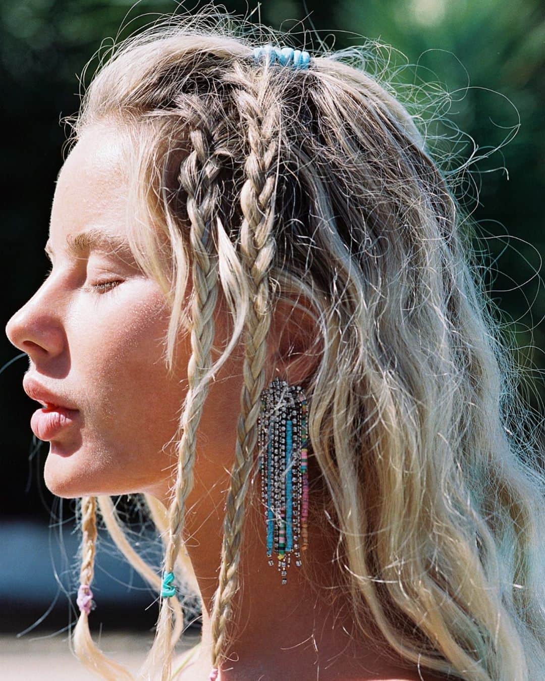 ダニジョーのインスタグラム：「She wore braids in her hair and always had sand on her feet 🐚 // TASJA  in the Lou Lou earrings by @mikkelkristensen.co 🛒 #dannijogirls」