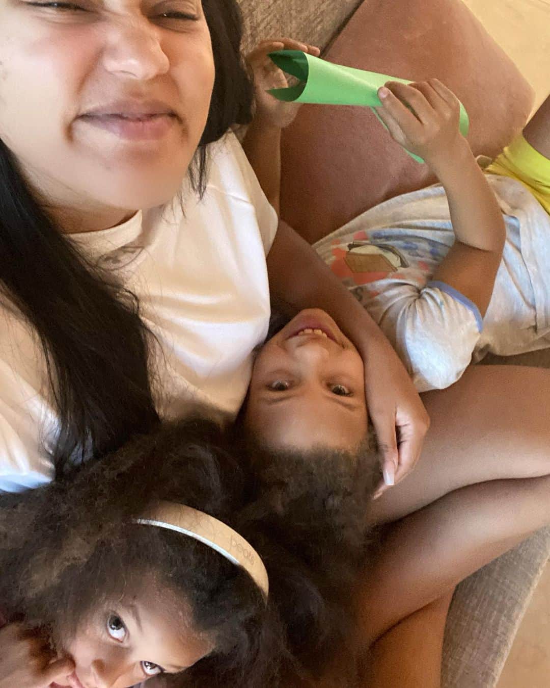 エイヨシャ・カレーのインスタグラム：「My baby girls 🖤 blessed.」