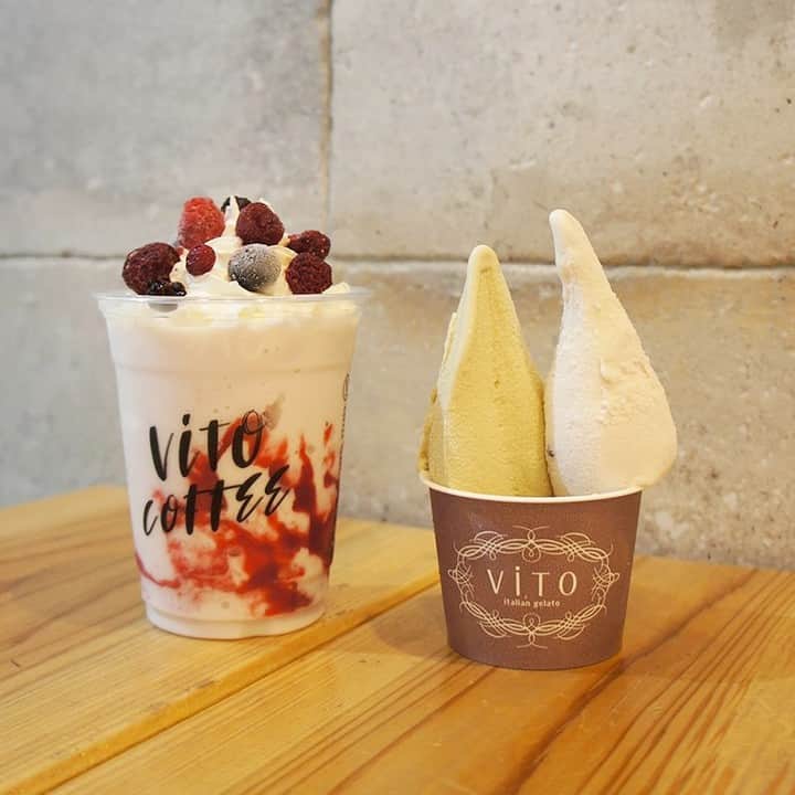 キャナルシティ博多のインスタグラム：「◯寄り道キャナル　おいしいお知らせ　ViTO vol.1 今回から３週にわたり、ViTOキャナルシティ博多店のおいしいお知らせをお届けします🌟  10月から濃厚なマスカルポーネとベリーの酸味の相性がバッチリないペリーレアチーズが登場。 ジェラートで楽しむ？BELATOで楽しむ？それとも、両方？🤤  ViTOキャナルシティ博多店/ビジネスセンタービル1F @vitojp_official 「秋の気配が近付いていますが、ViTOは熱気充分で営業中です！♡どの組み合わせにしようかな、、などのご相談もお受けしています！お待ちしています🤗」  ⚪️ViTO Instagramフォローキャンペーン！ @vitojp_official をその場でフォローいただくとティースプーン2杯分のジェラートプレゼント！ スタッフへ画面ご提示ください🎁  ・・・寄り道キャナル・・・ 思わず帰りに立ち寄りたくなるキャナルのおいしい一品をご紹介。美味しい食べ物で、また明日、頑張るパワーをためましょう。」