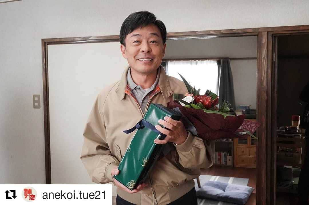 光石研のインスタグラム：「お祝い有り難うございました🥺 「姉ちゃんの恋人」OAをお楽しみに‼️‼️ 【by staff】  #Repost @anekoi.tue21 (@get_repost) ・・・ . ーーーーーーーーーーーーーーー ＼🎉光石研さんバースデー🎉／ ーーーーーーーーーーーーーーー この作品における重要人物・川上菊雄役の光石研さん。 先日、撮影現場で誕生日のお祝いをさせていただきました‼️ おめでとうございます🎂✨  穏やかなお人柄で、光石さんがいるだけで 現場がパッと明るくなります☺️素敵です。  #姉ちゃんの恋人 #姉恋 #有村架純 #林遣都 #奈緒 #髙橋海人 #やついいちろう #和久井映見 #光石研 #紺野まひる  #小池栄子 #藤木直人 #岡田惠和  #10月27日火曜夜9時スタート  #カンテレ #フジテレビ」