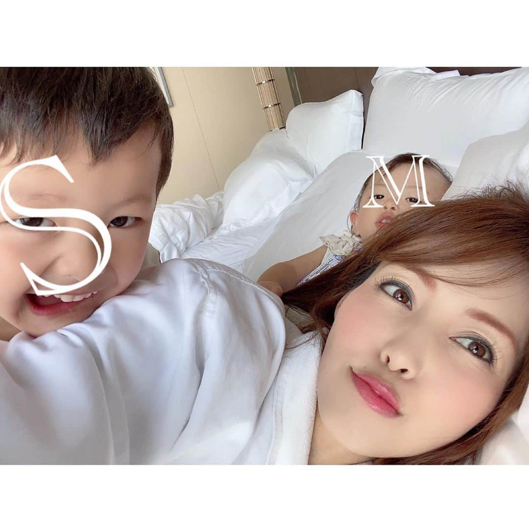 澤野井香里さんのインスタグラム写真 - (澤野井香里Instagram)「Breakfast🍴﻿ ﻿ 普段は朝バタバタでなかなか座る暇もなく動き回ってるので、外泊したときは家族で朝食を囲んで団欒しながらゆっくりできる特別な朝^ - ^﻿ ﻿ 今はビュッフェじゃなく、運ばれたワゴンの中から好きなのをオーダーするとお皿に盛って下さるシステム💡﻿ ﻿ お部屋に戻って気持ちいいホテルのベッドでゆっくり2度寝したいのに、子供たちがなかなか寝かせてくれない😂﻿ ﻿ #ks_20✨ #ks_osaka✨ #大阪　#本町　#セントレジス大阪　#シーリー　#sealy #マットレス　#ベッド　#ホテルステイ　 #ベビフル #ママリ #コドモノ #関西ママ #京都ママ #女の子ママ #男の子ママ　#ママライフ　#子供とおでかけ　#S⭐️_ #M🍒_ #S⭐️M🍒」9月30日 7時11分 - kaori_sawanoi