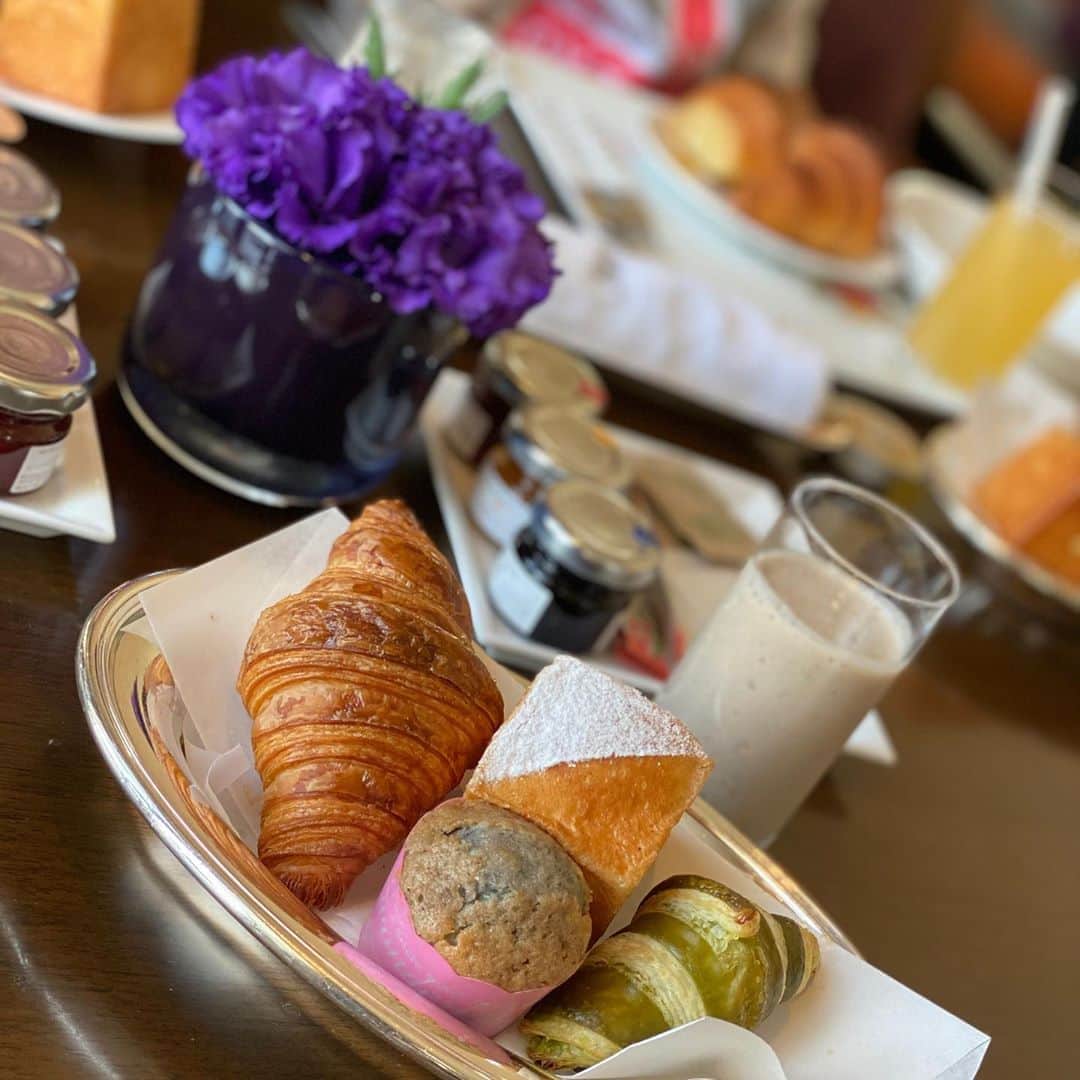 澤野井香里のインスタグラム：「Breakfast🍴﻿ ﻿ 普段は朝バタバタでなかなか座る暇もなく動き回ってるので、外泊したときは家族で朝食を囲んで団欒しながらゆっくりできる特別な朝^ - ^﻿ ﻿ 今はビュッフェじゃなく、運ばれたワゴンの中から好きなのをオーダーするとお皿に盛って下さるシステム💡﻿ ﻿ お部屋に戻って気持ちいいホテルのベッドでゆっくり2度寝したいのに、子供たちがなかなか寝かせてくれない😂﻿ ﻿ #ks_20✨ #ks_osaka✨ #大阪　#本町　#セントレジス大阪　#シーリー　#sealy #マットレス　#ベッド　#ホテルステイ　 #ベビフル #ママリ #コドモノ #関西ママ #京都ママ #女の子ママ #男の子ママ　#ママライフ　#子供とおでかけ　#S⭐️_ #M🍒_ #S⭐️M🍒」