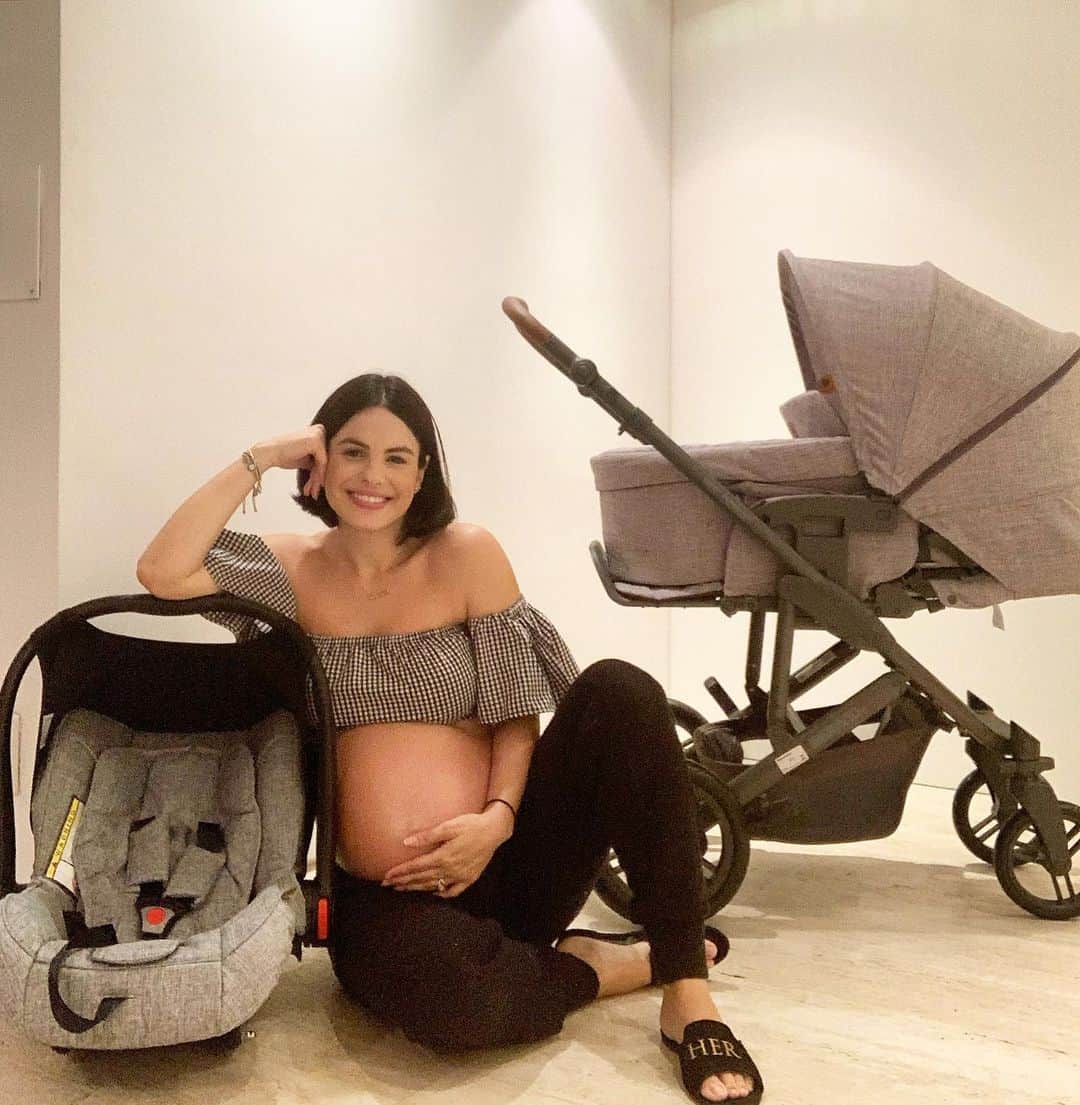 のインスタグラム：「Gente, eu to muuuito apaixonada  pelo carrinho que acabou de chegar para o Enrico! Comprei na @gravidicas_store e ele é da marca @abcdesign_brasil!! Ele é o modelo Merano, super leve, confortável e pratico, além de lindo!!! Ele pode ser usado desde recém nascido até 22 quilos! Já to aqui sonhando acordada, imaginando meu príncipe passeando nesse carrinho... Amei demais! ♥️ Obrigada @gravidicas_store por mais essa indicação linda!」