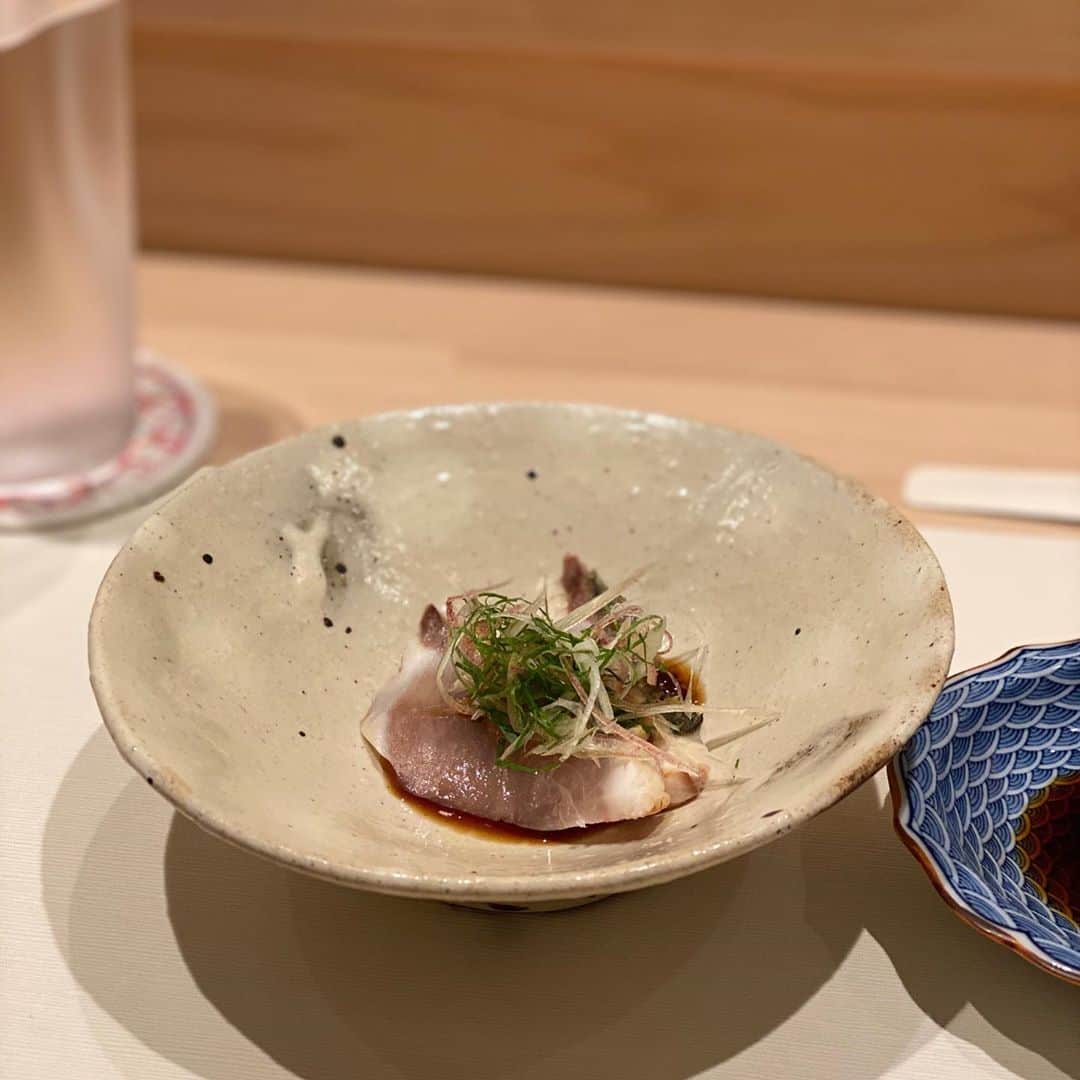 胃腸良子さんのインスタグラム写真 - (胃腸良子Instagram)「半蔵門のお寿司屋さん、 @sushimizukami さんへ🍣  ・  昨夜は、サプリメントメーカー様、医療機器メーカー様、調剤薬局様の方々と会食。 ご紹介いただいたのは、食通の方々で話題のお寿司屋さん。  ・  悶絶です。 こんな美味しいお寿司屋さんが半蔵門にあったなんて🤭‼️ 人生一、素晴らしい。 ほんとは誰にも教えたくないんだけど、あまりに凄いのでのせちゃいます。  ・  熟成されたお魚、ちょうど良いかたさと酢のシャリ、魚に合わせた日本酒🍶 なにもかもパーフェクト❤️ みずかみさんも素敵なイケメンさんだし、奥様も凄くお綺麗だし、とても綺麗な居心地の良い店内だし。 完璧としかいいようがありません😆  ・  美味しいものは人を幸せにしてくれますね❤️元気が出ました！今日も頑張って働こう。 また是非伺わせていただきます。  ・  @sushimizukami   #寿司 #お寿司 #sushi  #半蔵門 #東京 #東京グルメ  #グルメ #和食 #ぐるなび #食べログ #dancyu」9月30日 7時30分 - kimiyo.f