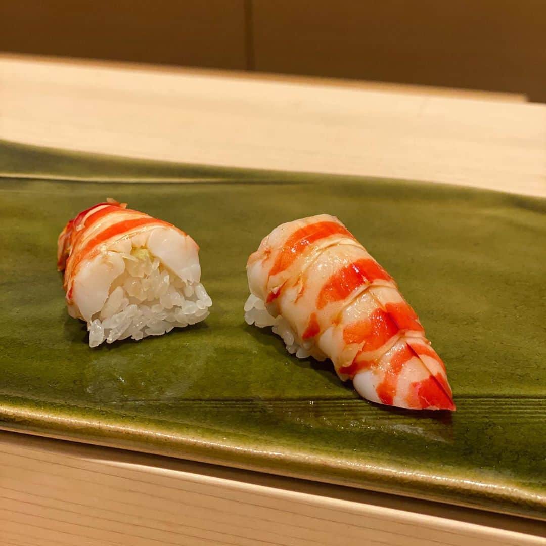 胃腸良子さんのインスタグラム写真 - (胃腸良子Instagram)「半蔵門のお寿司屋さん、 @sushimizukami さんへ🍣  ・  昨夜は、サプリメントメーカー様、医療機器メーカー様、調剤薬局様の方々と会食。 ご紹介いただいたのは、食通の方々で話題のお寿司屋さん。  ・  悶絶です。 こんな美味しいお寿司屋さんが半蔵門にあったなんて🤭‼️ 人生一、素晴らしい。 ほんとは誰にも教えたくないんだけど、あまりに凄いのでのせちゃいます。  ・  熟成されたお魚、ちょうど良いかたさと酢のシャリ、魚に合わせた日本酒🍶 なにもかもパーフェクト❤️ みずかみさんも素敵なイケメンさんだし、奥様も凄くお綺麗だし、とても綺麗な居心地の良い店内だし。 完璧としかいいようがありません😆  ・  美味しいものは人を幸せにしてくれますね❤️元気が出ました！今日も頑張って働こう。 また是非伺わせていただきます。  ・  @sushimizukami   #寿司 #お寿司 #sushi  #半蔵門 #東京 #東京グルメ  #グルメ #和食 #ぐるなび #食べログ #dancyu」9月30日 7時30分 - kimiyo.f