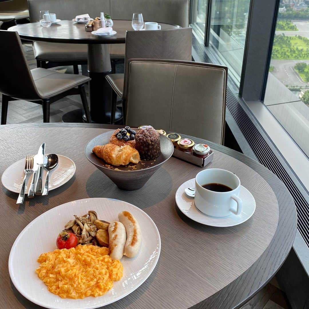 長谷川あやのインスタグラム：「🍳🍳🍳#morning#breakfast##brunch#fourseasons#fourseasonshotel @fsotemachi ・ ・ ・ しばらくこんな素敵な 朝食を食べる機会はないでしょう👩💭笑 ・ 子連れでもゆっくりできるように お絵かきセットやおもちゃを貸してくれたり 子供が食べれるメニューを提案してくれたりと 久しぶりに朝ゆっくりとお食事を楽しむことができました💛 ・ スクランブルエッグって こんなに美味しい食べ物だったっけ😳？」