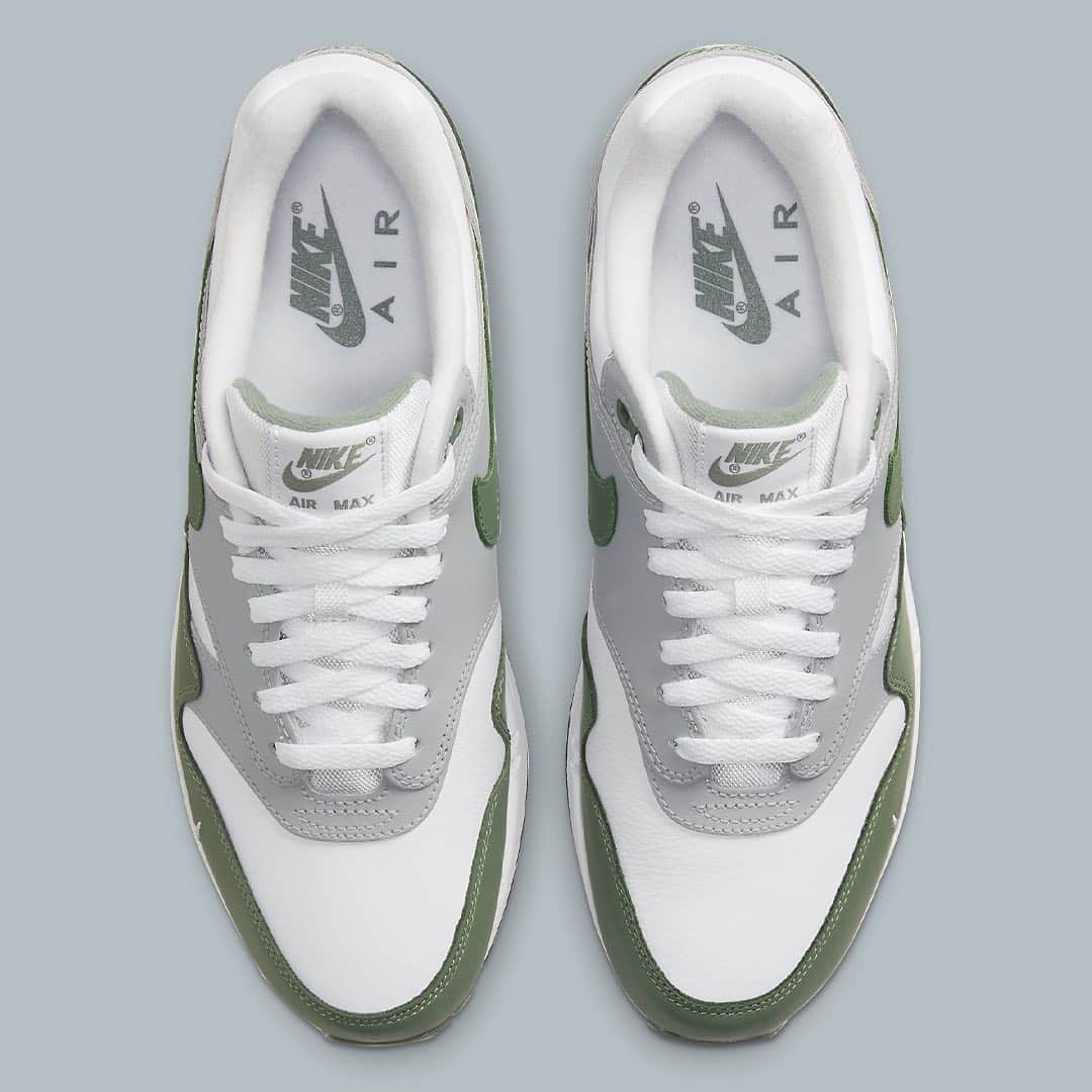 HYPEBEASTさんのインスタグラム写真 - (HYPEBEASTInstagram)「@hypebeastkicks: @nike is releasing a duo of premium Nike Air Max 1s sporting mini Swooshes in "Mystic Dates" and "Spiral Sage." Both silhouettes feature color blocking you've grown to love with the addition of a mini Swoosh along the toe while sporting premium leather overlays along the upper. Other details include Nike branding in their corresponding colors along the heel and tongue while sitting atop a white midsole to complete the look. Look for these to arrive on September 30 via SNKRS Korea for approximately $153 USD.⁠⠀ Photo: Nike KR」9月30日 7時23分 - hypebeast