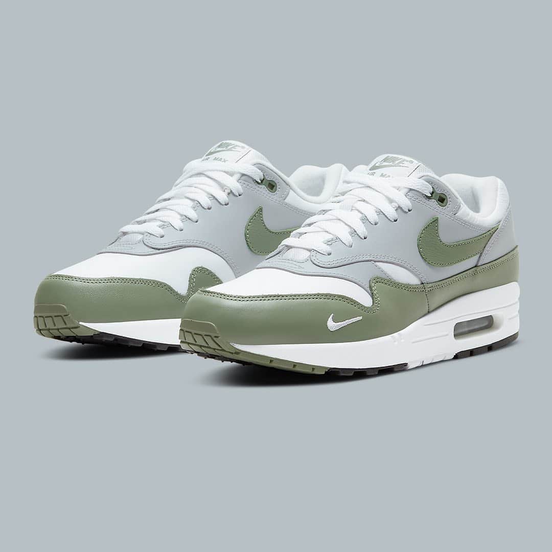 HYPEBEASTさんのインスタグラム写真 - (HYPEBEASTInstagram)「@hypebeastkicks: @nike is releasing a duo of premium Nike Air Max 1s sporting mini Swooshes in "Mystic Dates" and "Spiral Sage." Both silhouettes feature color blocking you've grown to love with the addition of a mini Swoosh along the toe while sporting premium leather overlays along the upper. Other details include Nike branding in their corresponding colors along the heel and tongue while sitting atop a white midsole to complete the look. Look for these to arrive on September 30 via SNKRS Korea for approximately $153 USD.⁠⠀ Photo: Nike KR」9月30日 7時23分 - hypebeast