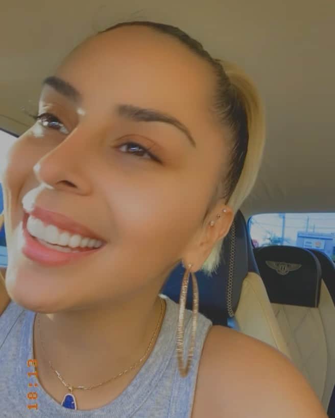 ベロニカ・ベガのインスタグラム：「Smiles been heavy lately 🌊」
