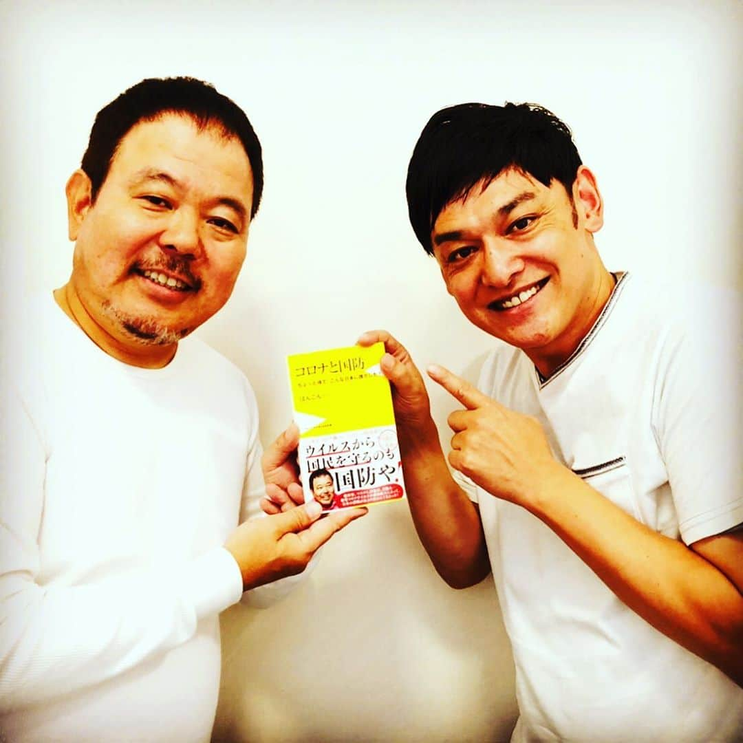 宮田麺児さんのインスタグラム写真 - (宮田麺児Instagram)「ウィルスから国民を守るのも ほんこんや！ 絶賛発売中 めちゃくちゃ読みやすくて ストレート。 1番真っ直ぐに　政治と向き合ってる。  #ほんこん #正義のミカタ #サーフィン #日本タクシーのテッシュ #めちゃくちゃちっちゃい #と #怒ってた」9月30日 7時31分 - miyatamenji