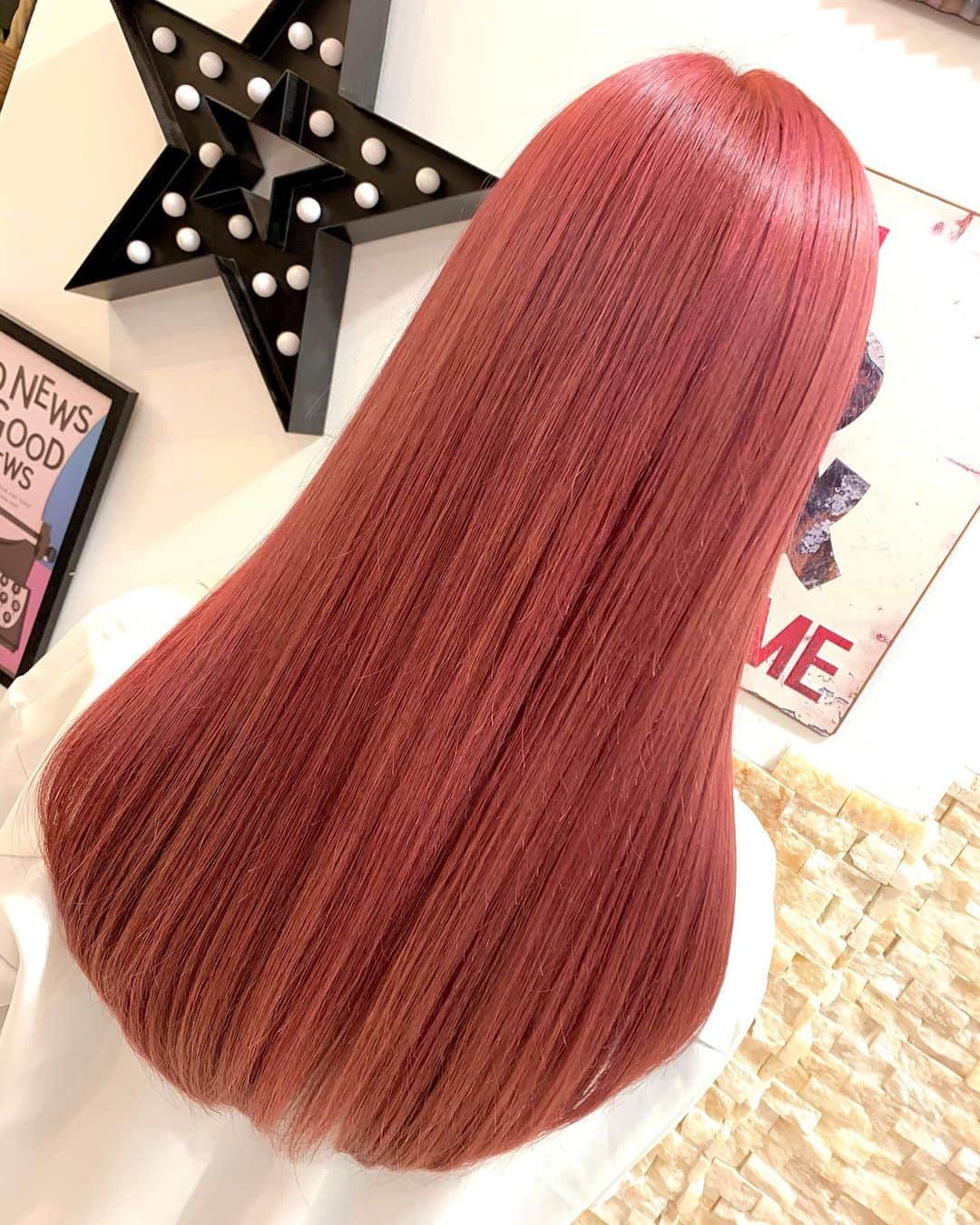 りんのインスタグラム：「カラーしてきた🥰🥰 アンク💛🧡💚💜💙  ピンク🎀を強く、濃く入れてもらった❣️🤩  サクさん上手すぎる〜🥳🥳💯  かなりお気に入り❣️🙆‍♀️✨✨  髪も全然、傷んでないから嬉しい❤️❤️😍👏  ありがとうございます🥺🥺💘  #ankhcrossraft」