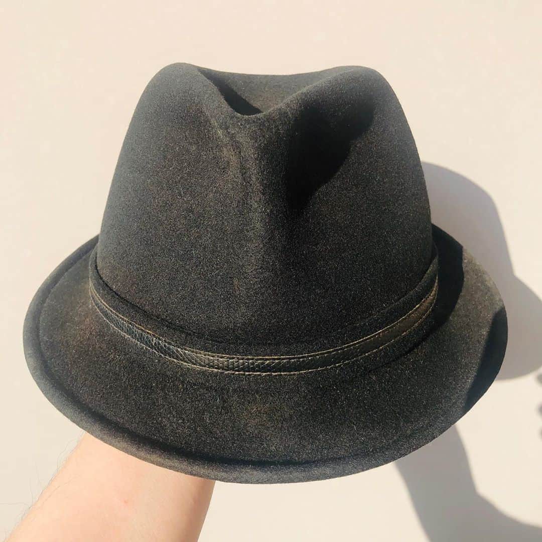 のインスタグラム：「.  おっと。  これかな。いや、こっちかな。  普通に歩いてます。  普通の人間です。  普通に生きています。  ありがとうございます。  がんばります。  #hat #中折れ帽 #商店街 #movie #studio #location #tokyo #japan #photo #staff #actor #actress #artist #withafterpost」