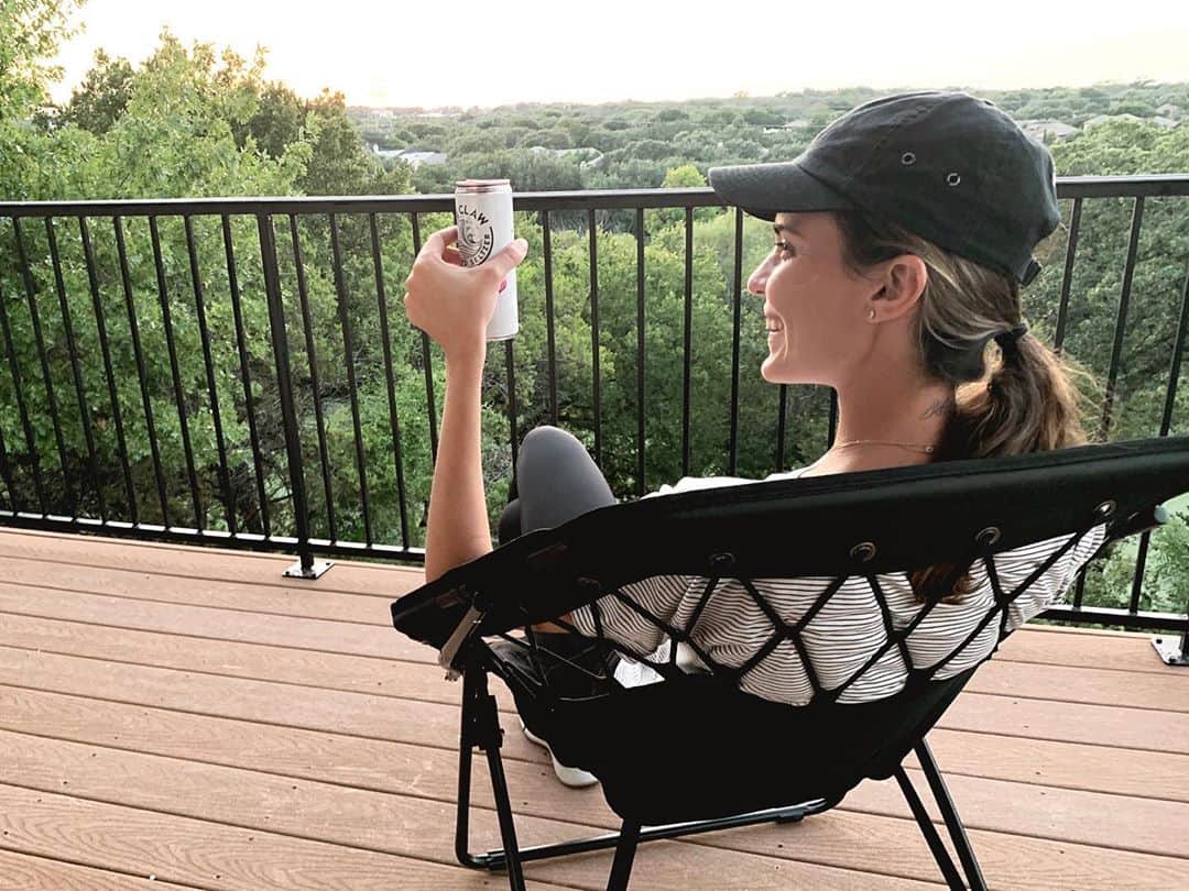 オデット・アナブルのインスタグラム：「Still no furniture, but I do have a claw with a new view.」