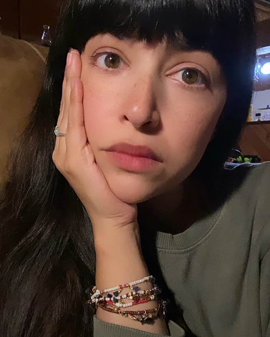 ハンナ・シモンのインスタグラム：「Yo Zo I rewrote the theme song: Hey Girl! Whatchya doing? uh nothing.. Hey Girl! Whereya going? uh nowhere because we can’t- You get down and make a frown She’s gonna turn, turn, turn it around NO GIRL I’M NOT JESS HAVE YOU MET 2020 THIS IS NOT A JOKE THE ANXIETY AND STRESS IS REAL AND IF YOU SAY LOLLIPOP OR SUNSHINE OR THAT WEIRD PART ABOUT APPLES ONE MORE TIME I SWEAR TOGAWD #catchyyesorno #singersongwriter」