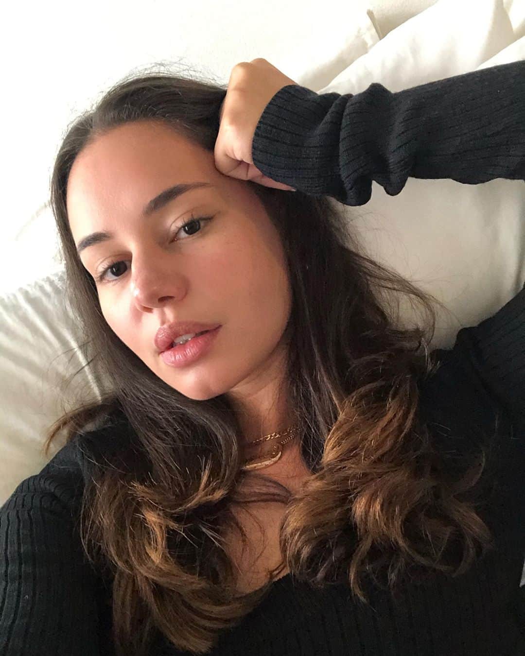 Vogue Beautyさんのインスタグラム写真 - (Vogue BeautyInstagram)「When stylist @MellanySanchez began traveling frequently for work three years ago, her hair took a beating: “I was living on the road and flying at least twice a week,” says the 29-year-old Bushwick native, who notes that the various water types—not to mention a hodgepodge of hotel amenities—wreaked havoc on her once-lustrous lengths.  At the link in our bio, Mellany shares the hair-transforming tool that became her go-to solution and that she says "truly did all the things that I wanted it to."」9月30日 8時00分 - voguebeauty