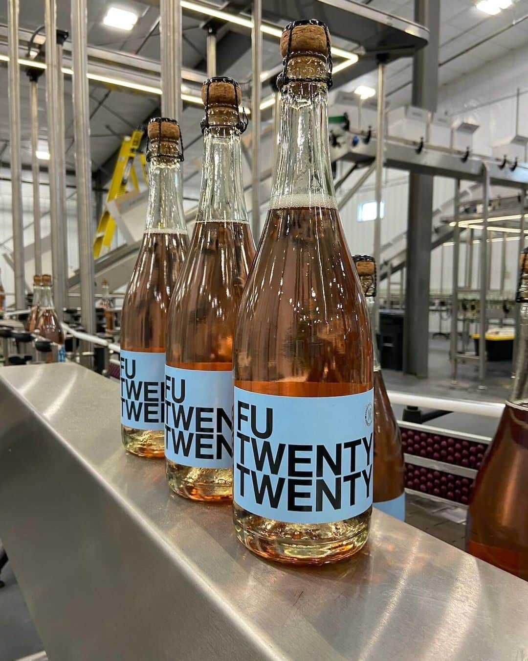 スティーヴン・アメルさんのインスタグラム写真 - (スティーヴン・アメルInstagram)「First bottles off the line! Available now in the NP shop. Can’t wait for mine to arrive on Monday! 🍾 link in bio. #FU2020」9月30日 8時32分 - stephenamell