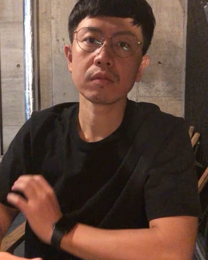 ◆miki◆のインスタグラム：「* * 🧄👨🏻🧄 * 父ちゃんシリーズはだいぶ滞っておりますぅ #父ちゃんシリーズn  * ニンニク取って付けたよね？鼻に🧄 #残念な鼻  力入れて小鼻に見せようとしてくる 腹立つわぁ～  ほんでクッキーと並んでも 間違えると思うわ💩  * #父ちゃん #鼻がニンニク過ぎる #🧄」