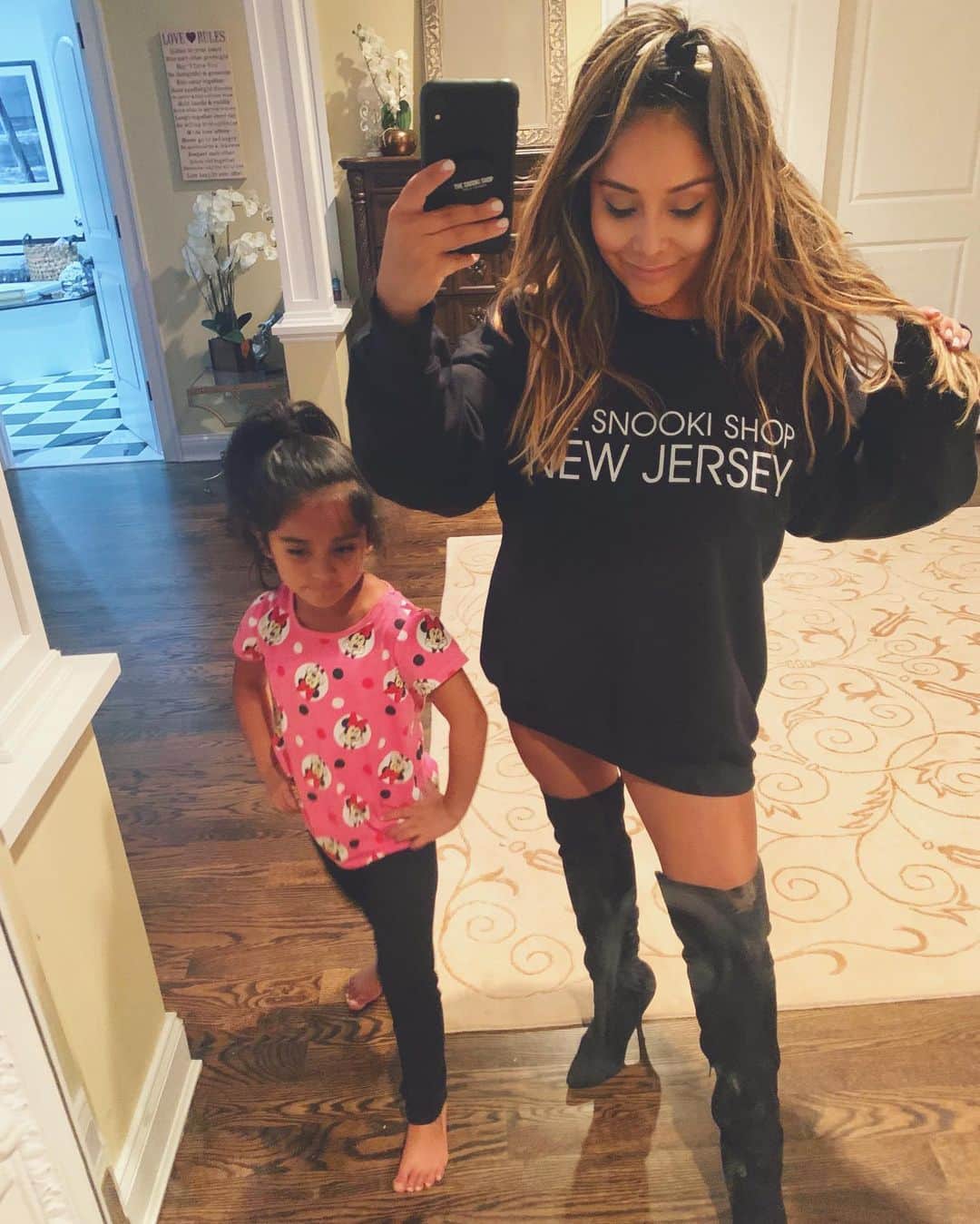 ニコール・ ポリッツィのインスタグラム：「Strike a pose, Mawma 🖤 @thesnookishop」