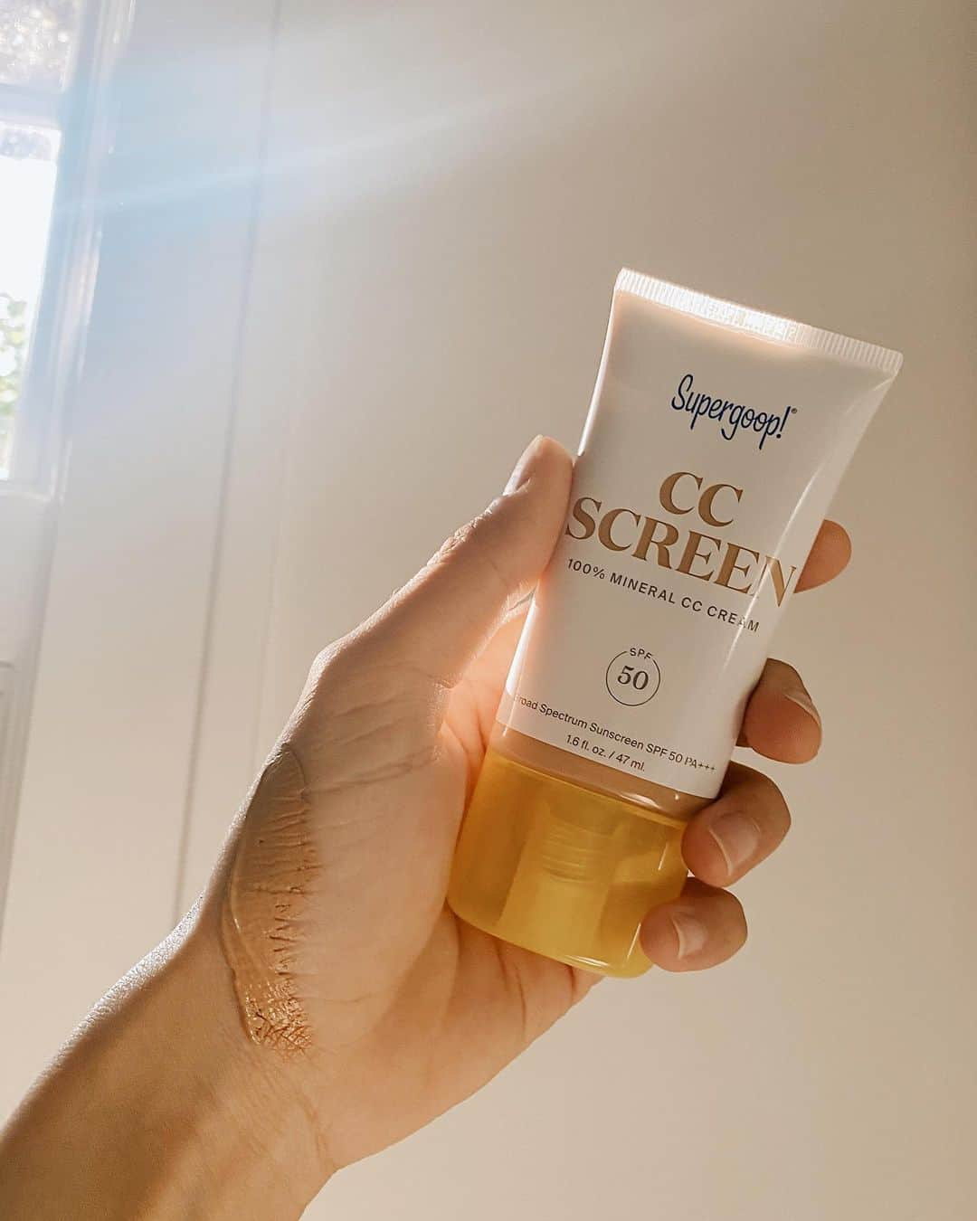 Sazan Hendrixさんのインスタグラム写真 - (Sazan HendrixInstagram)「No filtaaa! ✨Just some good old natural lighting mixed with a bomb CC Screen SPF 50 from @supergoop. Yesss please 😍 #ad」9月30日 8時33分 - sazan