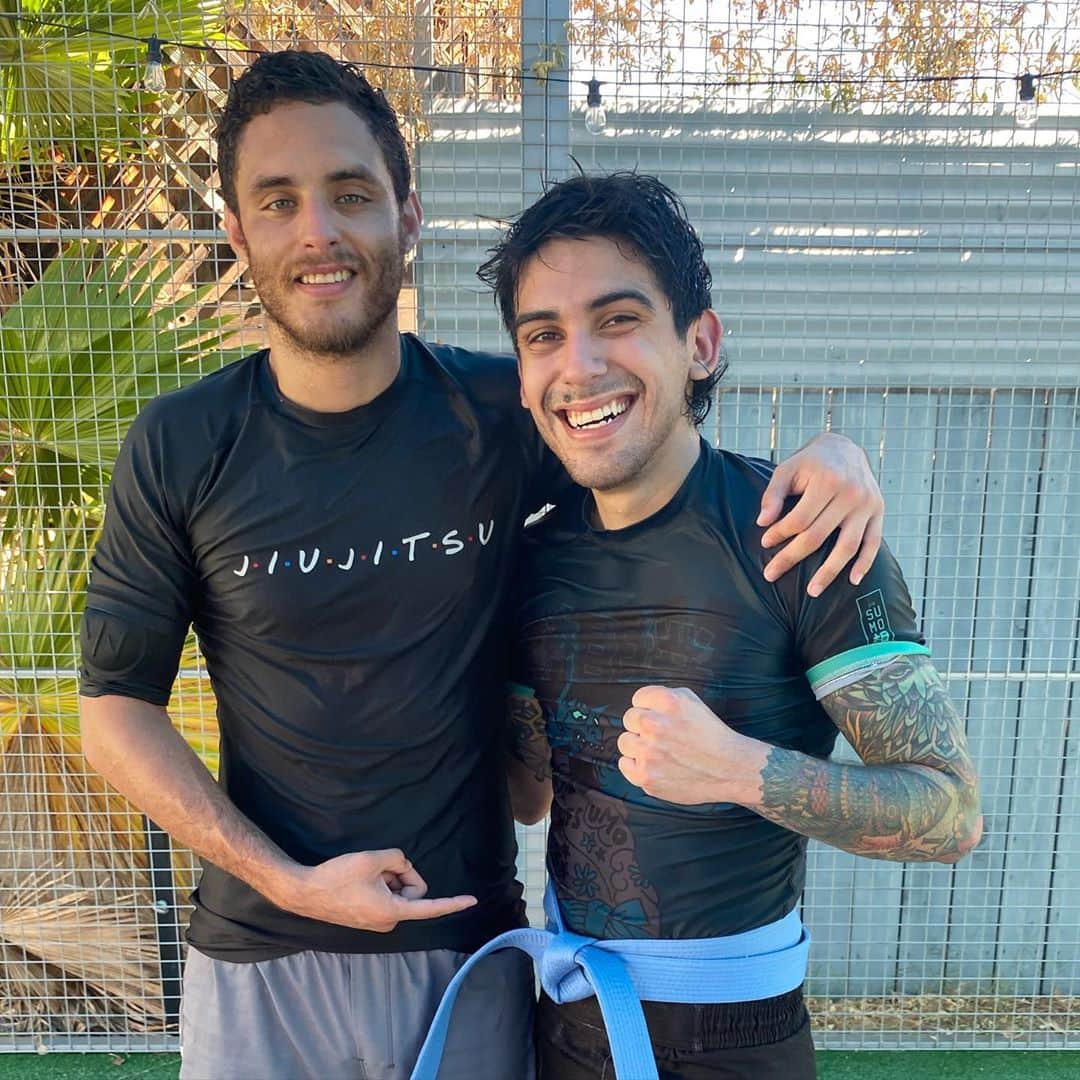 のインスタグラム：「2 years after starting my Jiu Jitsu and Muay Thai journey I got promoted. I’ve had the chance to fight in South Africa, Thailand, Ireland and have never come across a family like @renzogracielosangeles And it’s been amazing directing all of this energy I used to bring to the stage into my physical and mental health. Thank you to and everyone who’s shown me kindness and beat my ass I’m extremely humbled and cant wait to keep scrapping for the rest of my life」
