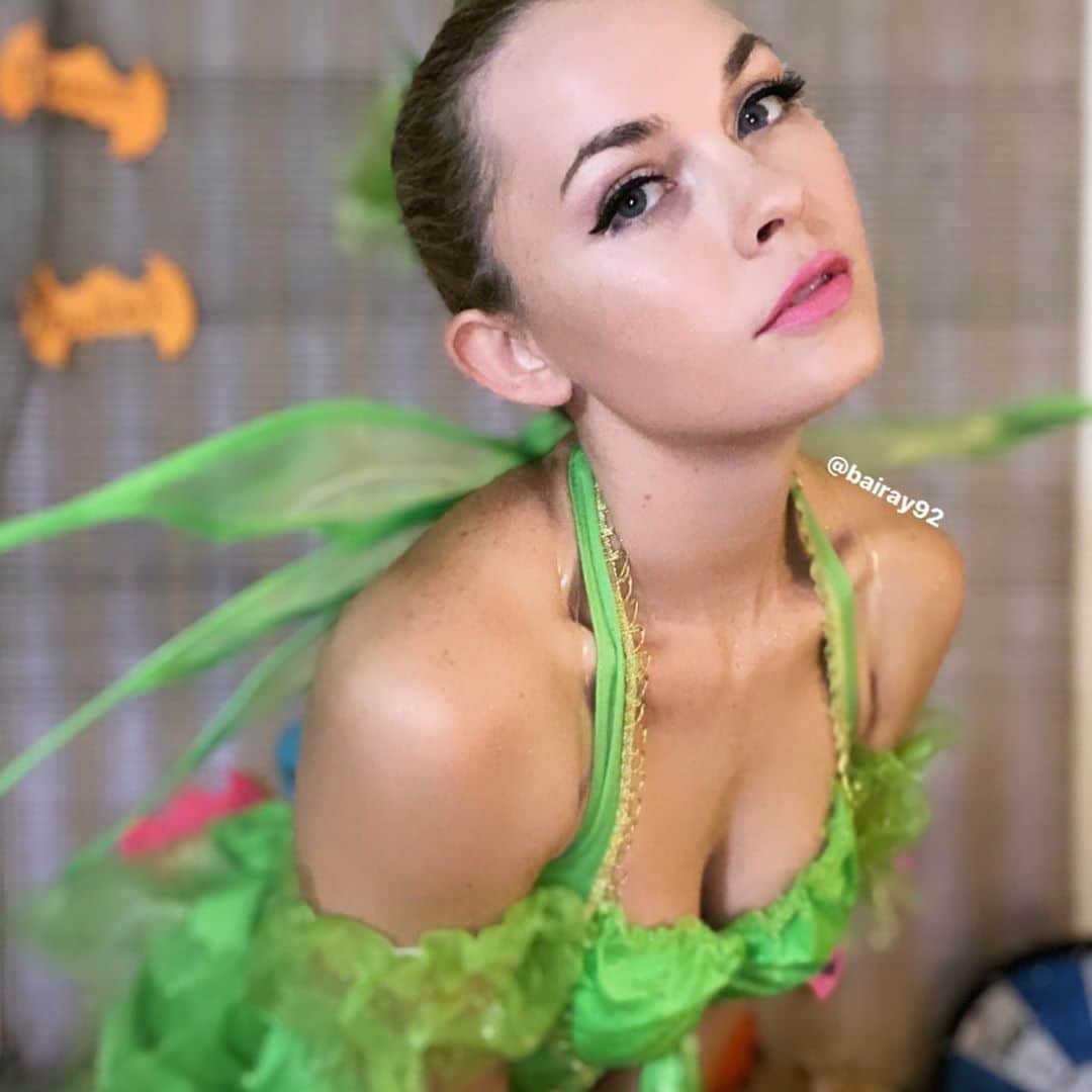 Bailey Rayneのインスタグラム：「Halloween lasts a whole month in cam land and I’m so excited!! 🧚🎃👻」