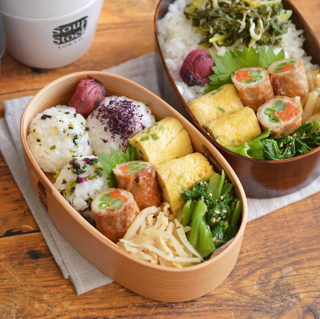 yukiyoのインスタグラム：「2020.9.30* ・ 今日のお弁当 ・ 花むすび、ノドグロふりかけ、ゆかりおむすび 梅干し ネギ入り出汁巻 肉巻き 大根炒り 青梗菜ナムル的なやつ けんさんのご飯に大根菜しらす炒め ・ お湯を入れるお味噌汁付き ・ カラッと涼しい朝 そろそろ鍋やっても良いかな？ もやし買って帰ろうか。 ・ ・ #お弁当 #obento #bento #lunch #lunchbox #onthetable #japanesefood #暮らし #曲げわっぱ #lin_stagrammer #ロカリ #おうちごはんLover #マカロニメイト #IGersJP #おむすび #おにぎり」