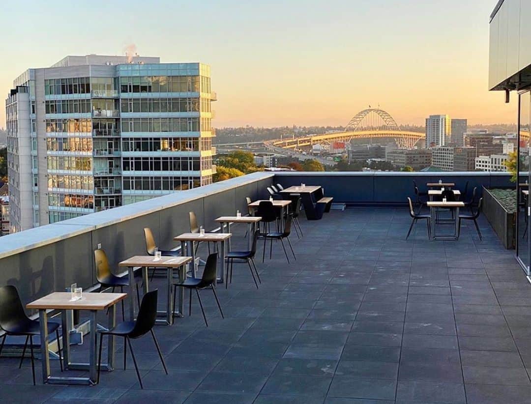 のインスタグラム：「Did you hear-Portland has a new rooftop brewery! 🍻 Go & check out the views for yourself at @migrationbrewing Thursday-Sunday, 1PM-10PM! Tag your Happy Hour Crew!  - 📍: @migrationbrewing  #Portland #PortlandNW #PDX #Fall #HappyHour」