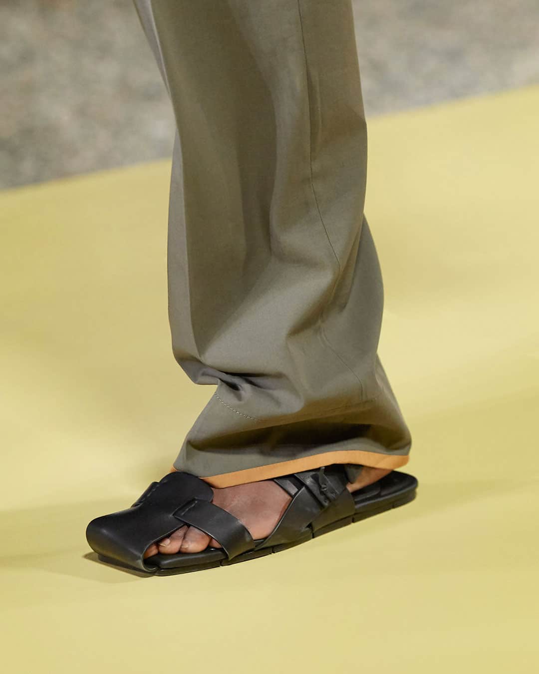 サルヴァトーレ・フェラガモさんのインスタグラム写真 - (サルヴァトーレ・フェラガモInstagram)「The runway show was accompanied by a short film by Luca Guadagnino, a Hitchcock-tinged evolution of suspense and anticipation that influenced the resilient elegance of the masterfully crafted pieces of the collection. New propositions for men’s shoes emerged in square-toed driving shoes, crafted entirely in monotone with the fresh impact of tonally lacquered hardware. #FerragamoSS21」9月30日 9時00分 - ferragamo