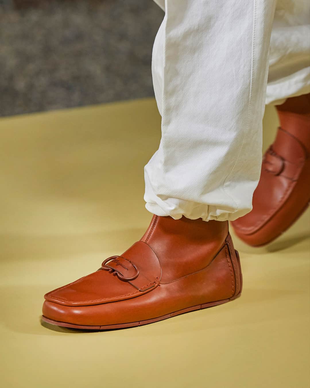 サルヴァトーレ・フェラガモさんのインスタグラム写真 - (サルヴァトーレ・フェラガモInstagram)「The runway show was accompanied by a short film by Luca Guadagnino, a Hitchcock-tinged evolution of suspense and anticipation that influenced the resilient elegance of the masterfully crafted pieces of the collection. New propositions for men’s shoes emerged in square-toed driving shoes, crafted entirely in monotone with the fresh impact of tonally lacquered hardware. #FerragamoSS21」9月30日 9時00分 - ferragamo