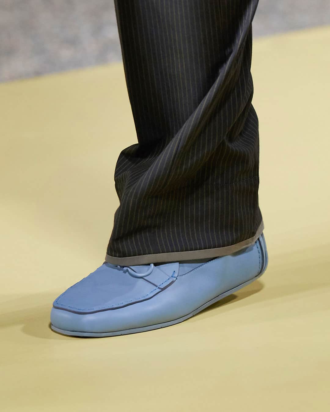 サルヴァトーレ・フェラガモさんのインスタグラム写真 - (サルヴァトーレ・フェラガモInstagram)「The runway show was accompanied by a short film by Luca Guadagnino, a Hitchcock-tinged evolution of suspense and anticipation that influenced the resilient elegance of the masterfully crafted pieces of the collection. New propositions for men’s shoes emerged in square-toed driving shoes, crafted entirely in monotone with the fresh impact of tonally lacquered hardware. #FerragamoSS21」9月30日 9時00分 - ferragamo