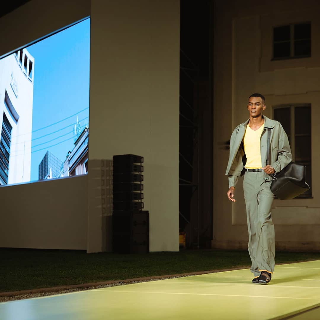 サルヴァトーレ・フェラガモのインスタグラム：「The runway show was accompanied by a short film by Luca Guadagnino, a Hitchcock-tinged evolution of suspense and anticipation that influenced the resilient elegance of the masterfully crafted pieces of the collection. New propositions for men’s shoes emerged in square-toed driving shoes, crafted entirely in monotone with the fresh impact of tonally lacquered hardware. #FerragamoSS21」