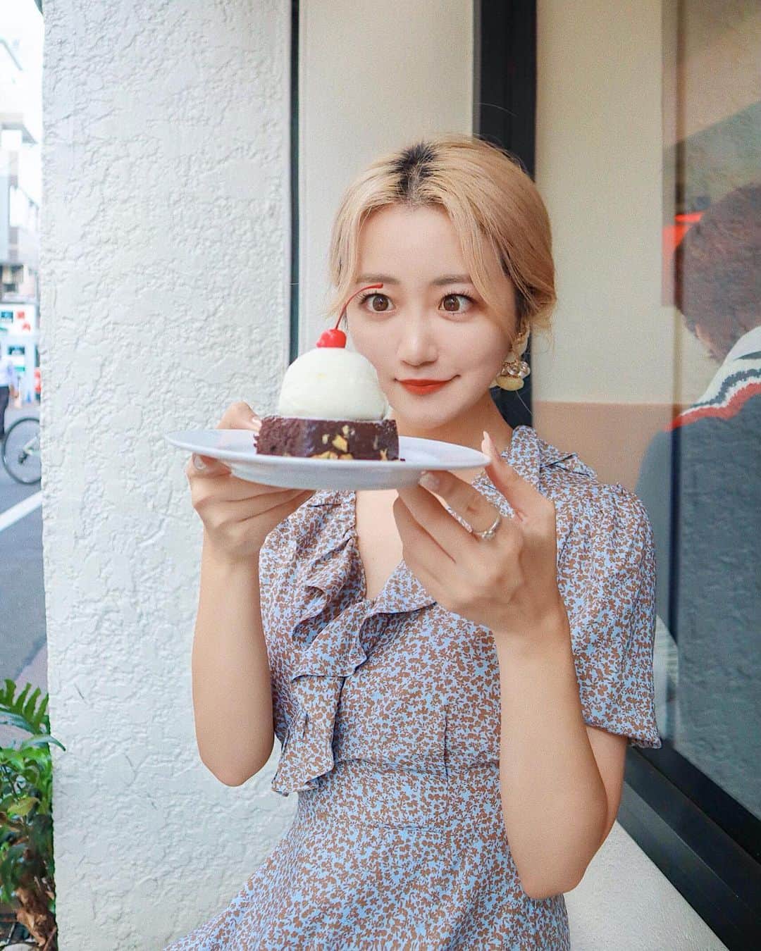 中島絢乃さんのインスタグラム写真 - (中島絢乃Instagram)「🍰🍒🍨﻿ ﻿ ﻿ チェリー乗ってるだけで﻿ こんなにテンション上がる🥺💕🍒笑﻿ THE 単純脳です🧠笑﻿ ﻿ ﻿ ﻿ ﻿ ﻿ きのうの#カラコン は﻿ #エバーカラーワンデー(@evercolor1day )の﻿ #メルティーオリーブ だったよ👀✨🌿﻿ ﻿ ﻿ 久々にブラウン以外をつけたけど、﻿ めちゃくちゃ馴染むデザインで﻿ 気に入ったーー！😍💞💞﻿ ブラウン以外もいけるんだ…！！！﻿ ﻿ ハイトーンだから﻿ ギャル感出ちゃうかと思ったけど、﻿ デザインがナチュラルというか﻿ 自然な発色でハーフ目になるね😳﻿ ﻿ 大きさも装着感もいい感じでした🙆🏻‍♀️✨﻿ ﻿ ﻿ ﻿ ﻿ ﻿ 9/30までの限定で、﻿ #エバーカラー でプレゼントキャンペーンを﻿ やっているみたいなので、﻿ 気になる方はぜひチェックしてね😊💕﻿ ﻿ 季節が変わったから﻿ 最近ほんとメイク楽しいわー！😊💫💄﻿ ﻿ ‎𓂃 𓈒𓏸 ‎𓂃 𓈒𓏸 ‎𓂃 𓈒𓏸 ‎𓂃 𓈒𓏸 ‎𓂃 𓈒𓏸﻿ #evercolor#pr﻿ #カラコン #エバーカラー #おすすめカラコン #エバーカラーワンデー #evercolor #盛れるカラコン #アイメイク #ナチュラルメイク #カラコンレポ #カラコンレビュー #カラーコンタクト #カラコン着画 #カラコン好きさんと繋がりたい #ナチュラルカラコン #ワンデーカラコン #pr #メルティーオリーブ」9月30日 9時00分 - nakajima_ayano